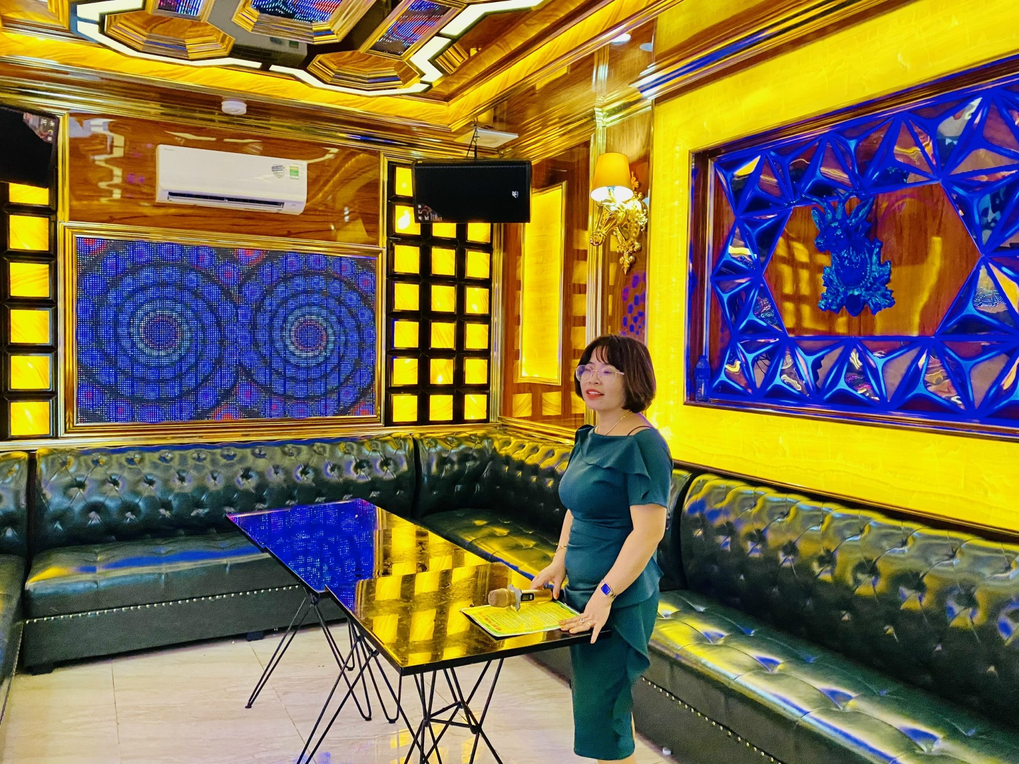 Homestay Tamiah (khu biệt thự Thanh Bình, phường 10) có đầu tư phòng karaoke nhưng vẫn cho khách thuê loa kẹo kéo hát bên ngoài