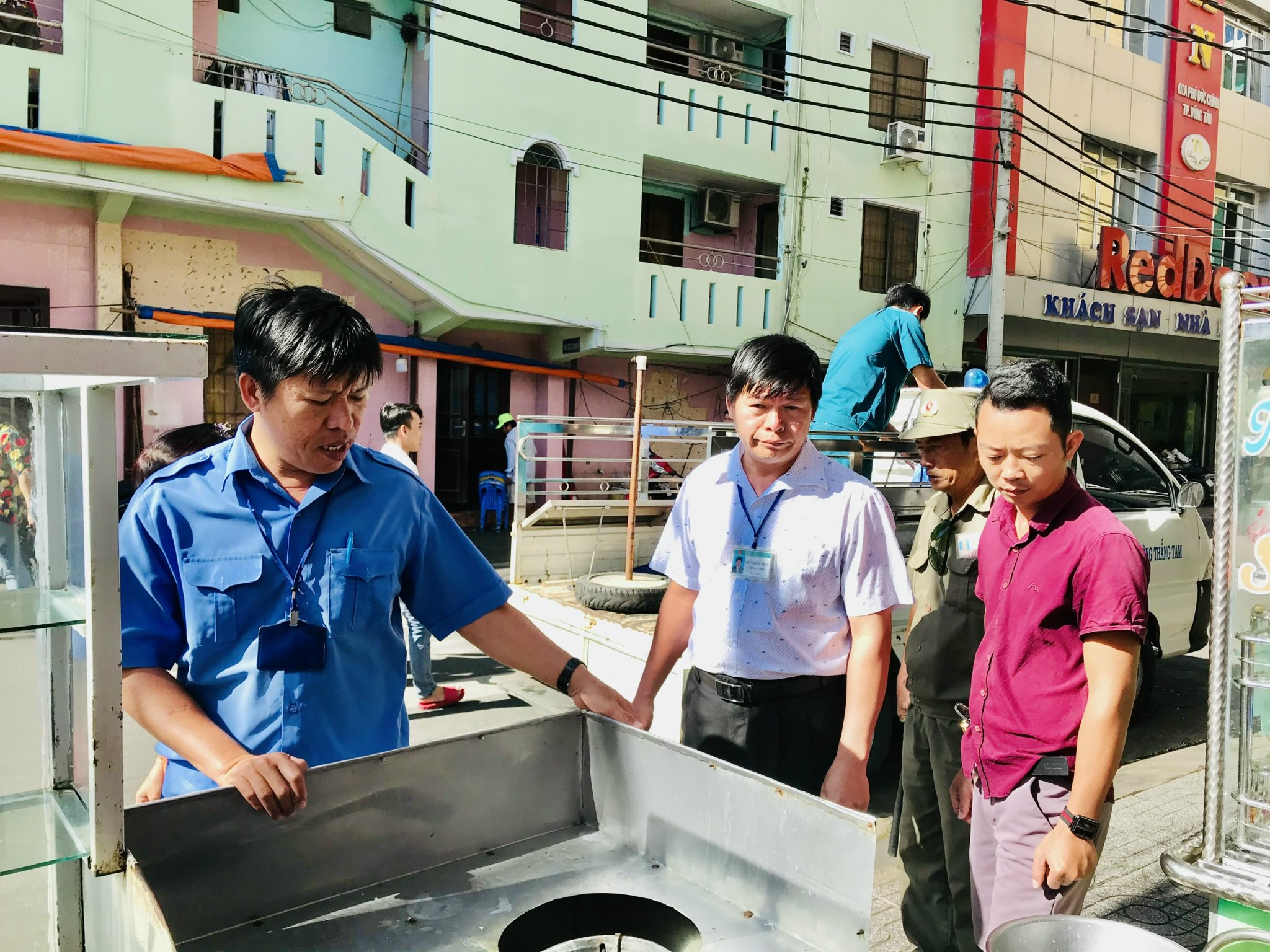 Lực lượng chức năng phường Thắng Tam ra quân lập lại trật tự đô thị tại các khu dân cư tập trung đông cơ sở dịch vụ lưu trú.