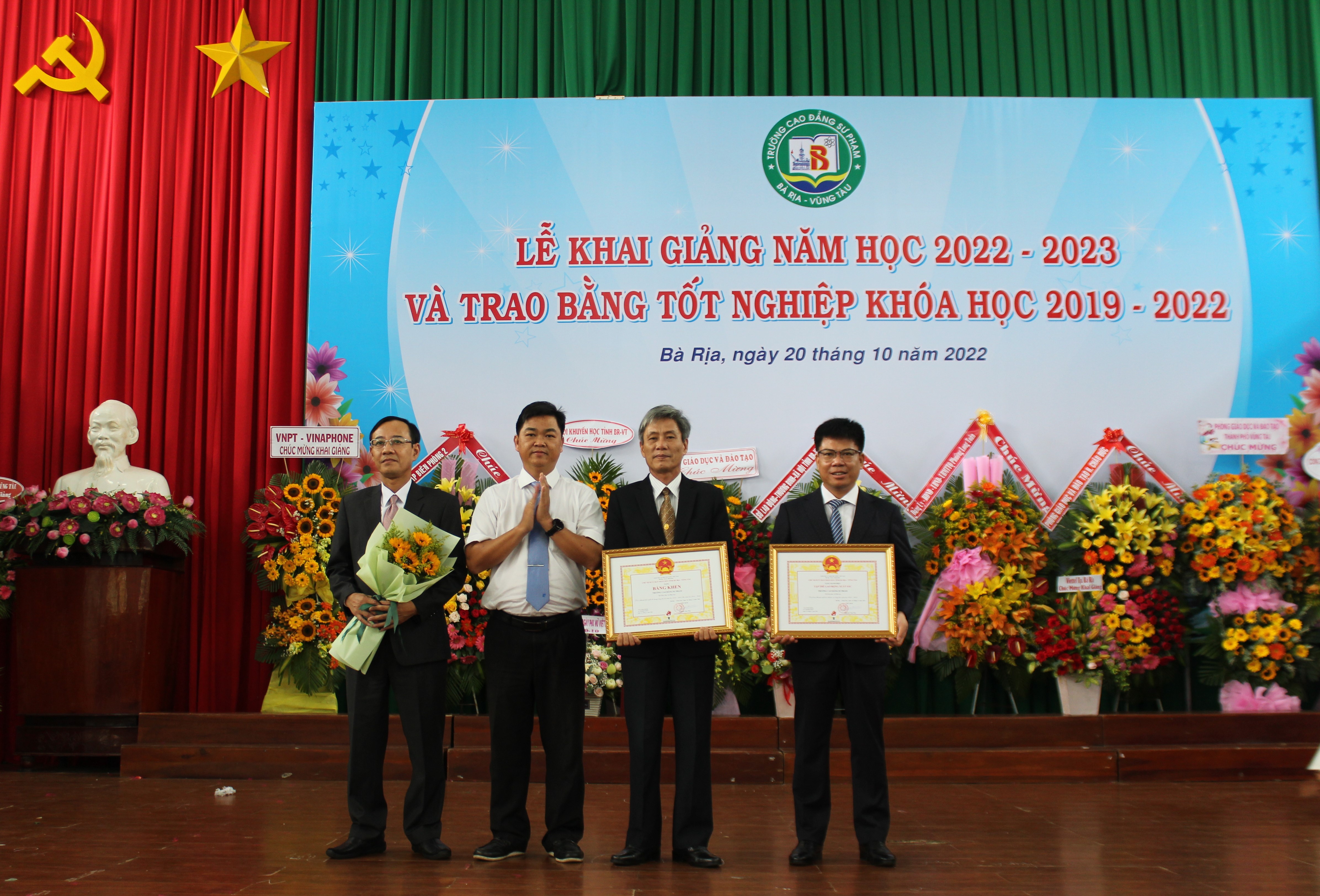 Ông Lê Văn Minh, Phó trưởng ban Tuyên giáo Tỉnh ủy trao danh hiệu Tập thể lao động xuất sắc và Bằng khen của UBND tỉnh cho tập thể Trường CĐSP Bà Rịa-Vũng Tàu.