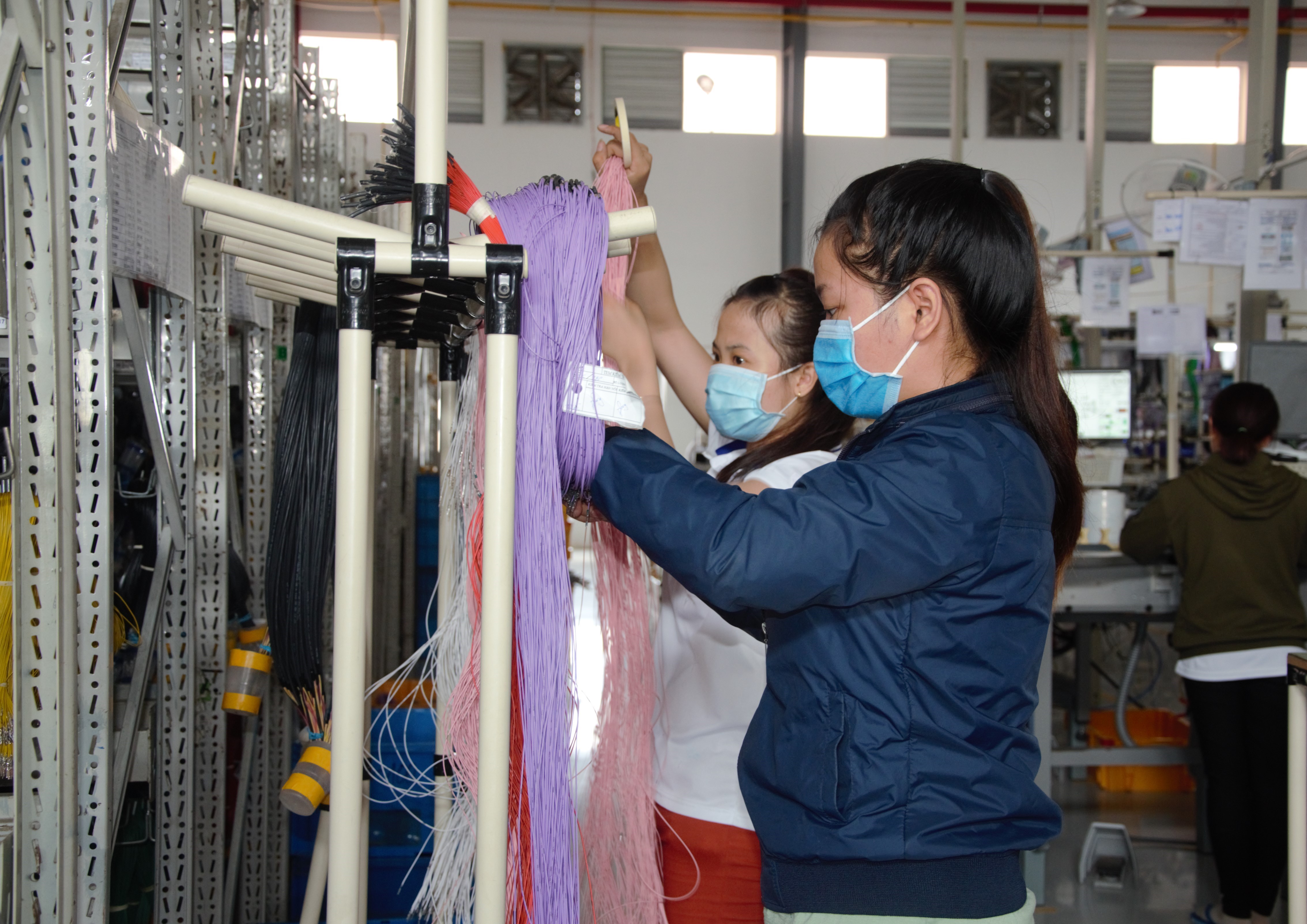 Lĩnh vực công nghiệp vẫn duy trì phát triển. Trong ảnh: Công nhân Công ty TNHH Dongjin Global trong giờ sản xuất.