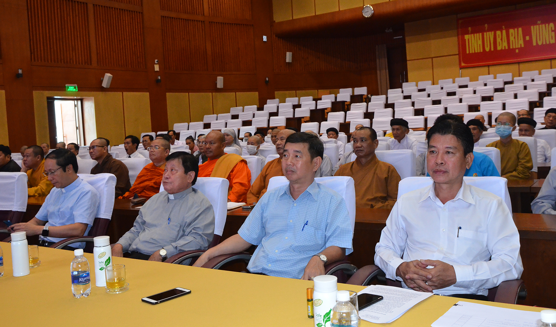 Ông Trần Văn Lợi, Phó Chủ tịch UBMTTQ Việt Nam tỉnh cùng các đại biểu tham dự hội nghị.