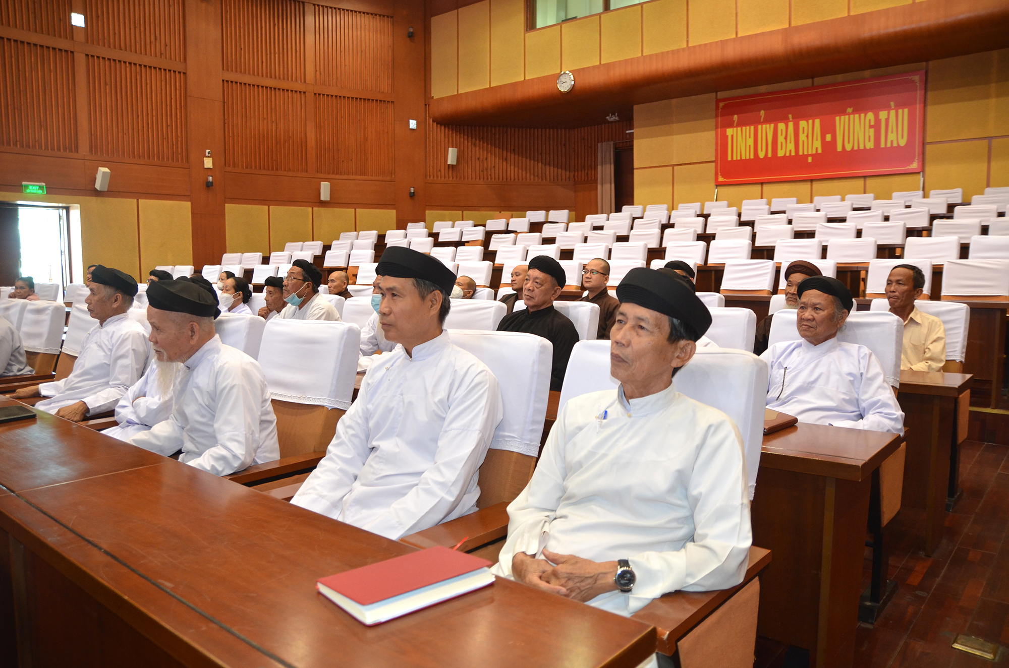 Các chức sắc tôn giáo tham dự hội nghị.
