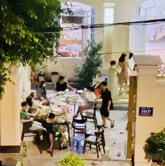 Khách du lịch lưu trú tại villa 10F Lạc Long Quân ăn uống, hát hò làm phiền khu dân cư. Ảnh: QUỐC THÁI