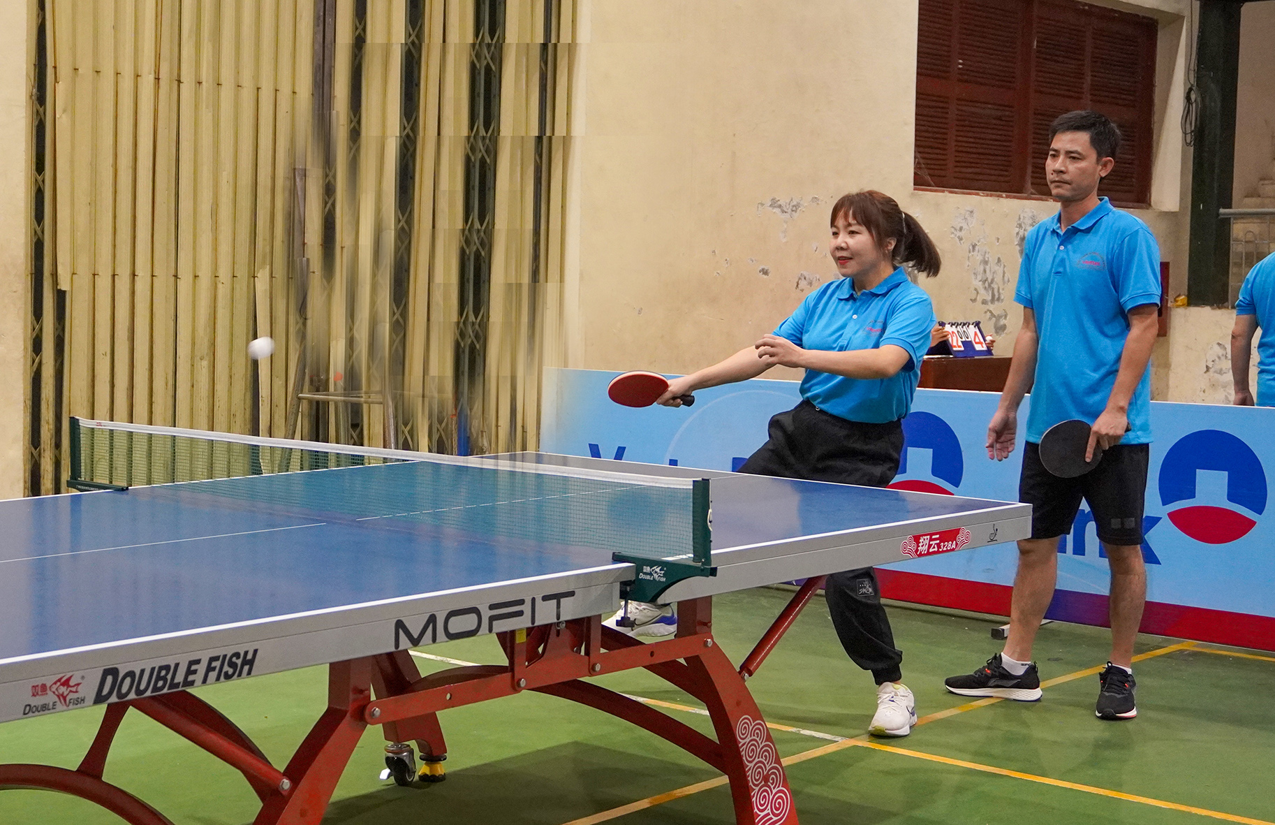 Các VĐV thi đấu môn bóng bàn.