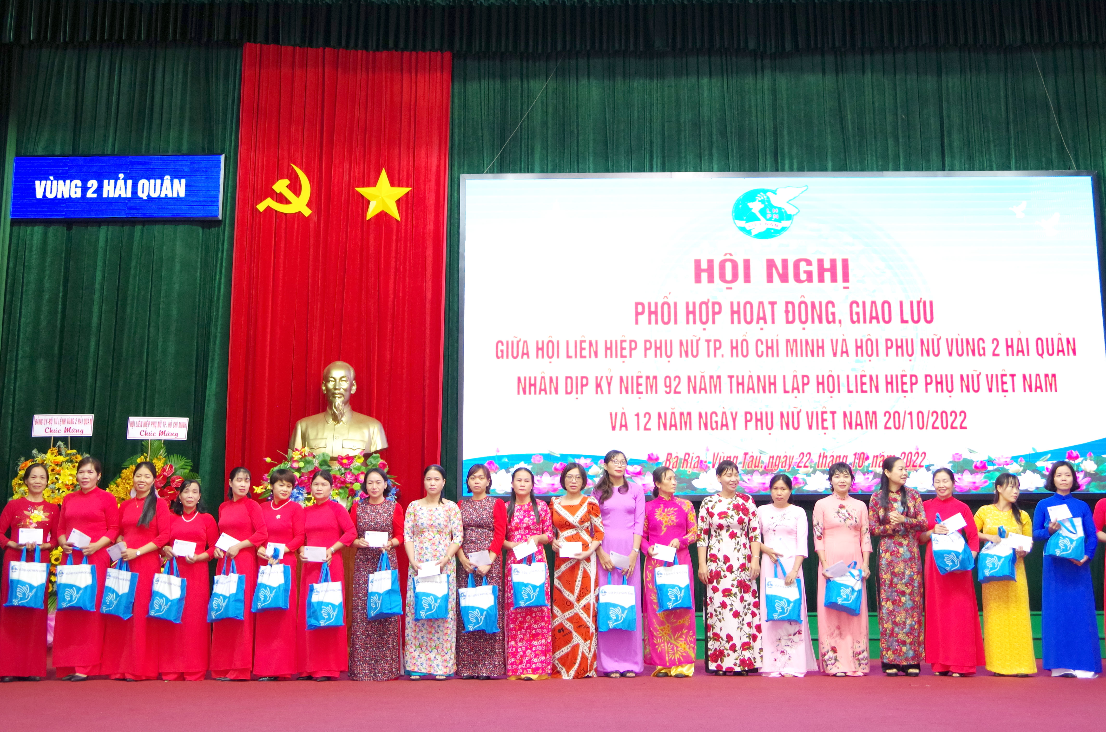 Đại diện Hội Liên hiệp Phụ nữ TP. Hồ Chí Minh tặng quà cho hội viên phụ nữ Vùng 2 Hải quân có hoàn cảnh khó khăn.