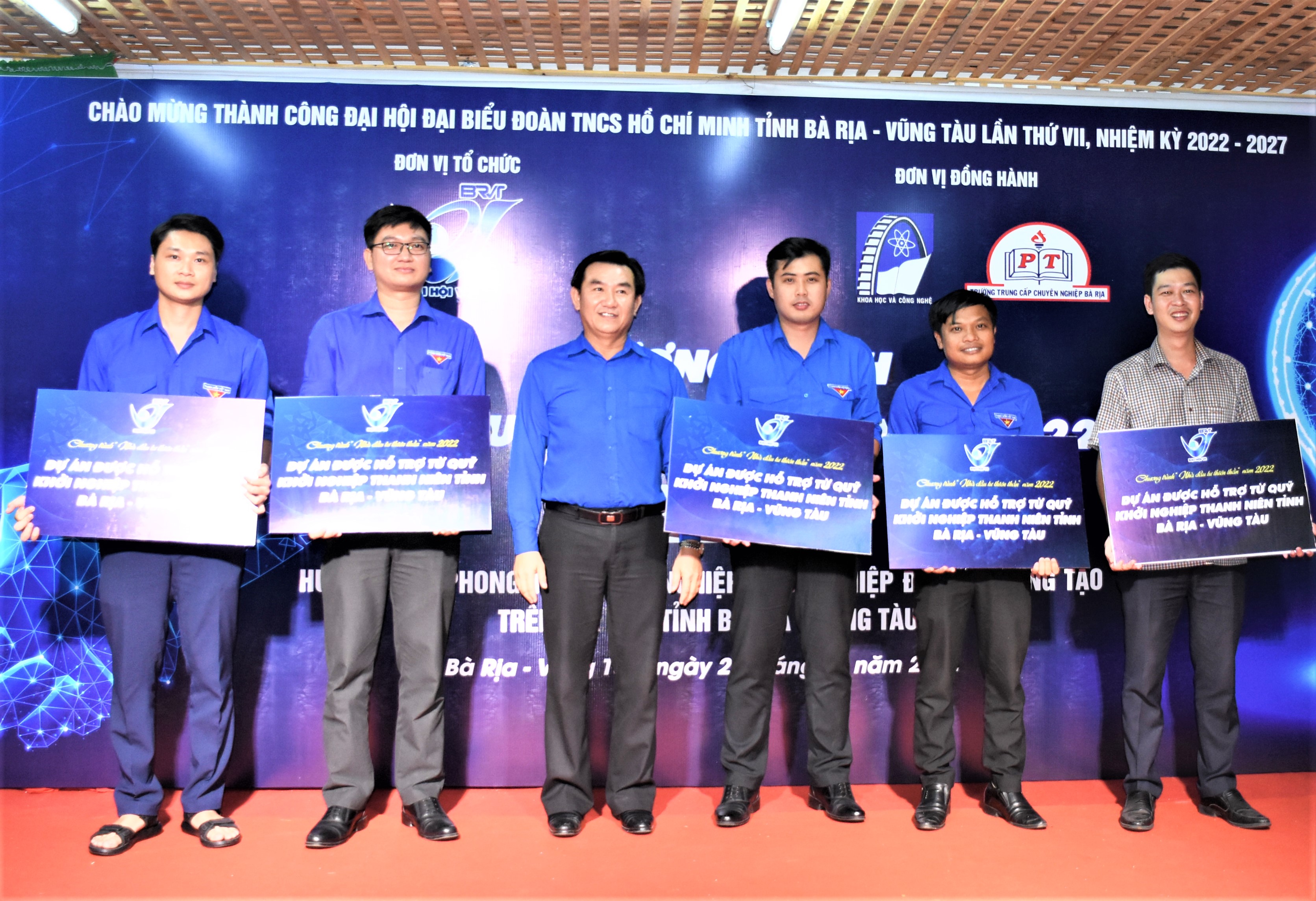 Ông Nguyễn Văn Việt, Hiệu trưởng Trường Trung cấp chuyên nghiệp Bà Rịa trao bảng tượng trưng hỗ trợ vốn cho các đơn vị.