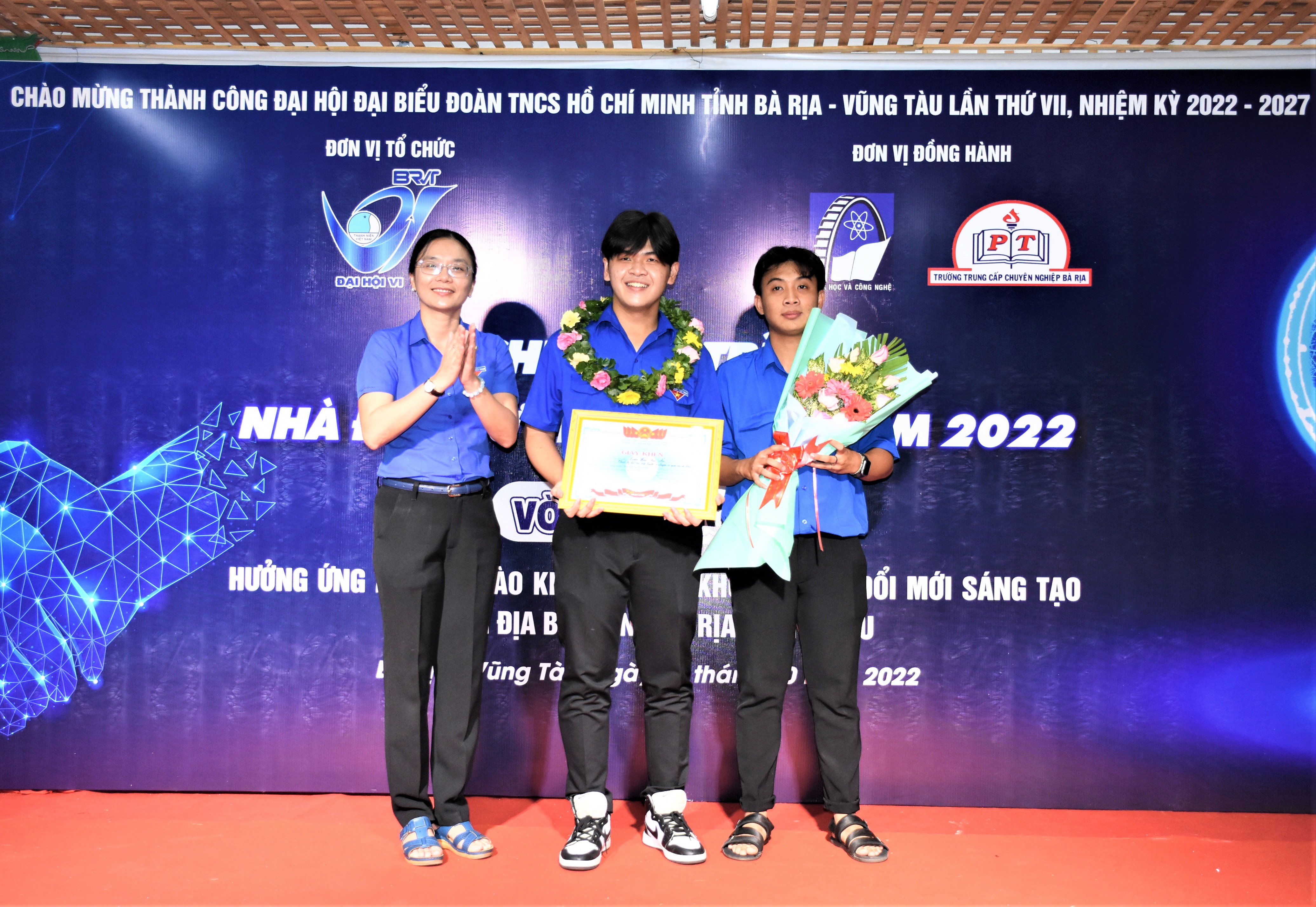 Chị Hồ Thị Ánh Tuyết, Bí thư Tỉnh Đoàn trao giải Nhất cho ý tưởng Thiết bị hỗ trợ tập luyện di chuyển và giám sát sức khỏe trong tập luyện thể thao của nhóm tác giả Lâm Hà Phúc Ẩn (huyện Long Điền).