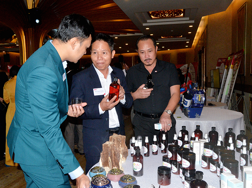 Đại diện Công ty TNHH Giang Long (TP. Bà Rịa) - thành viên của BNI Unity Chapter Bà Rịa-Vũng Tàu giới thiệu các sản phẩm từ tinh dầu đến khách hàng.