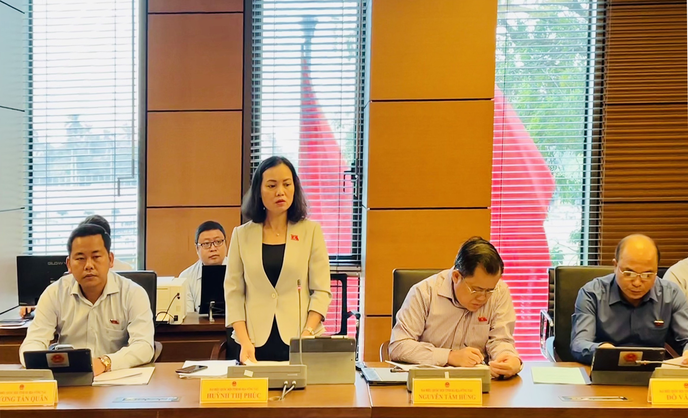 Đại biểu Huỳnh Thị Phúc, Phó Trưởng Đoàn ĐBQH tỉnh Bà Rịa-Vũng Tàu phát biểu  tại phiên thảo luận. Ảnh: CHÂU VŨ