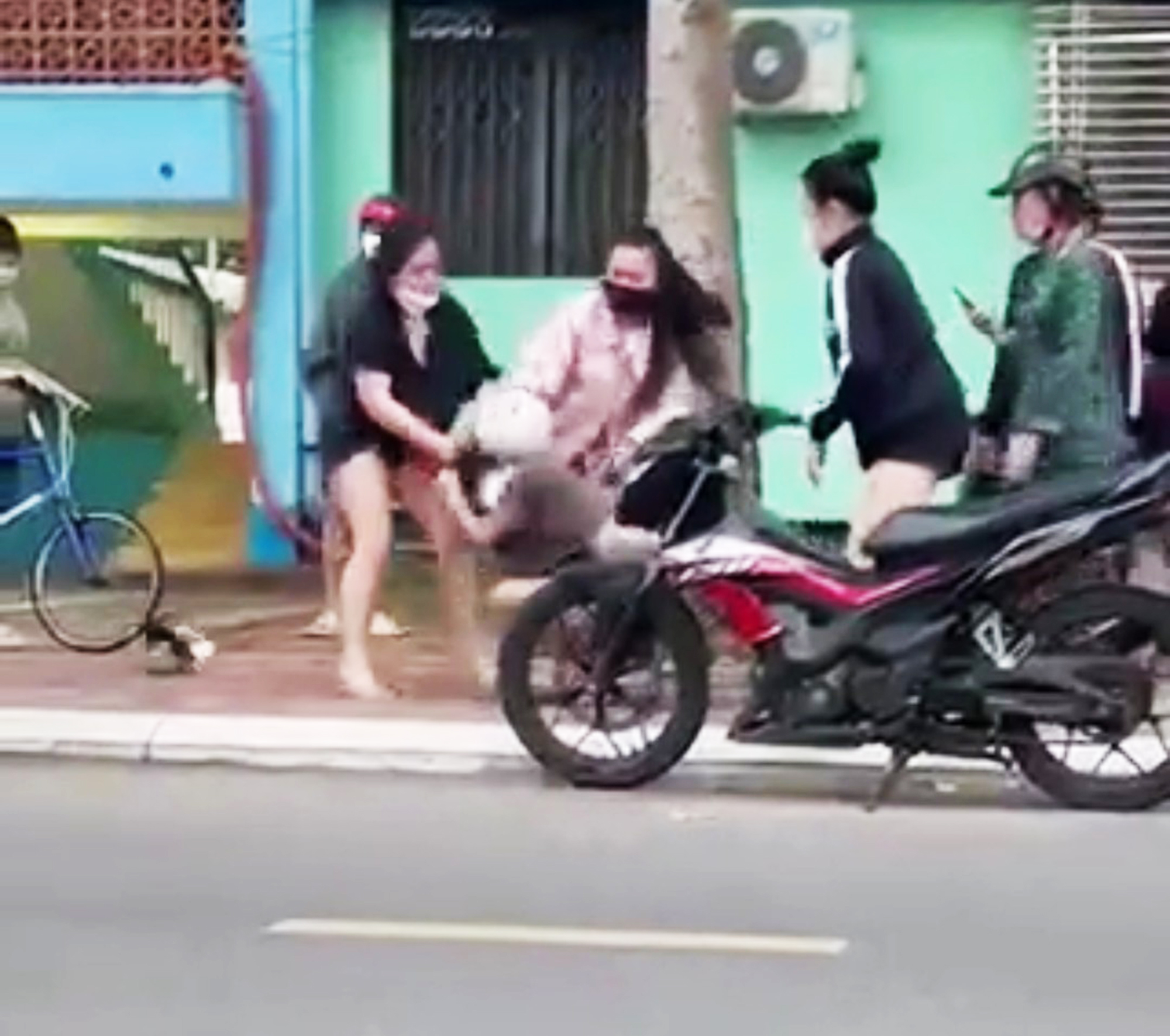 Nữ sinh bị nhóm người vây đánh dã man (ảnh cắt từ clip).