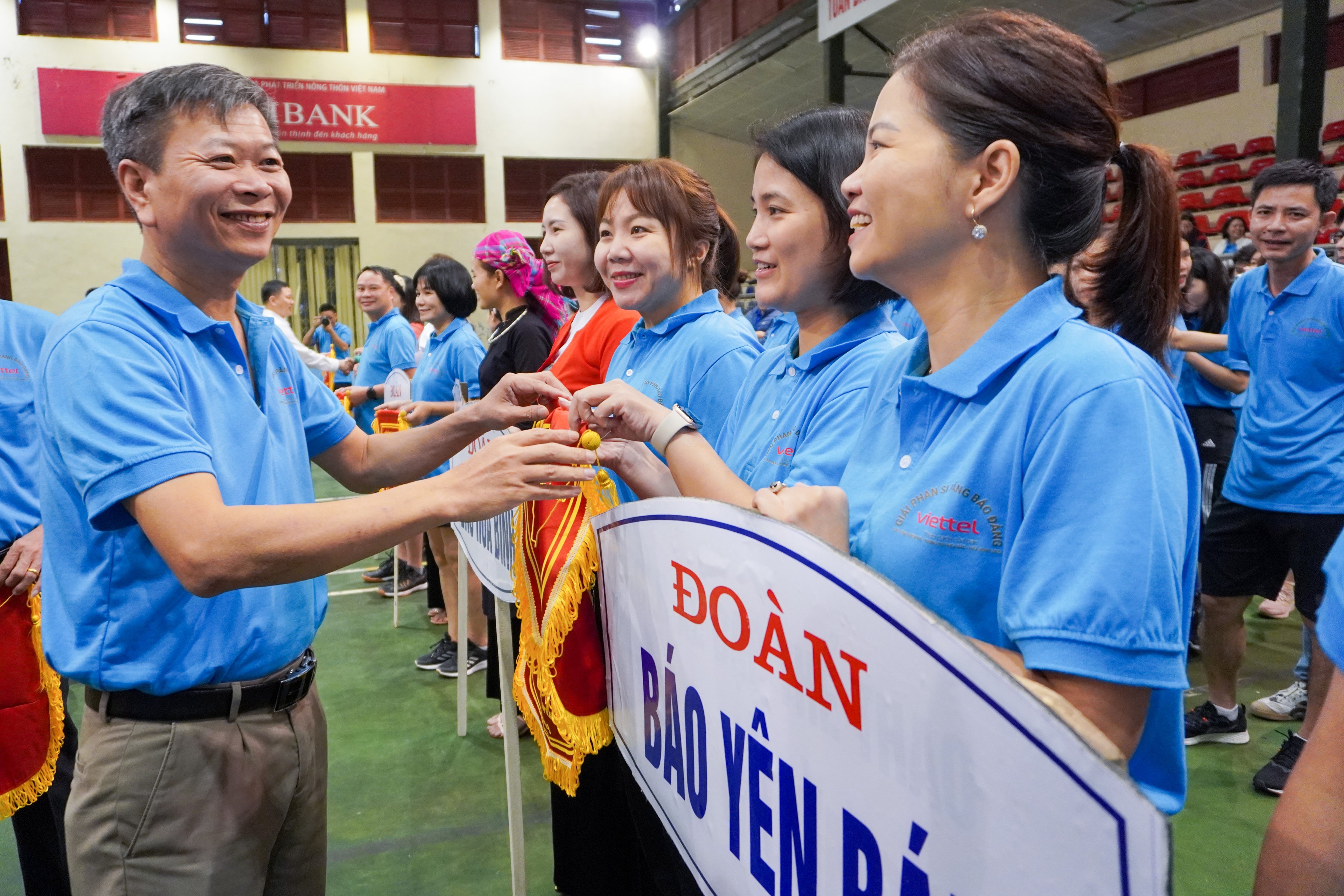 Ông Lã Minh Tuấn, Tổng Biên tập Báo Sơn La trao cờ lưu niệm cho đại diện các đoàn dự
