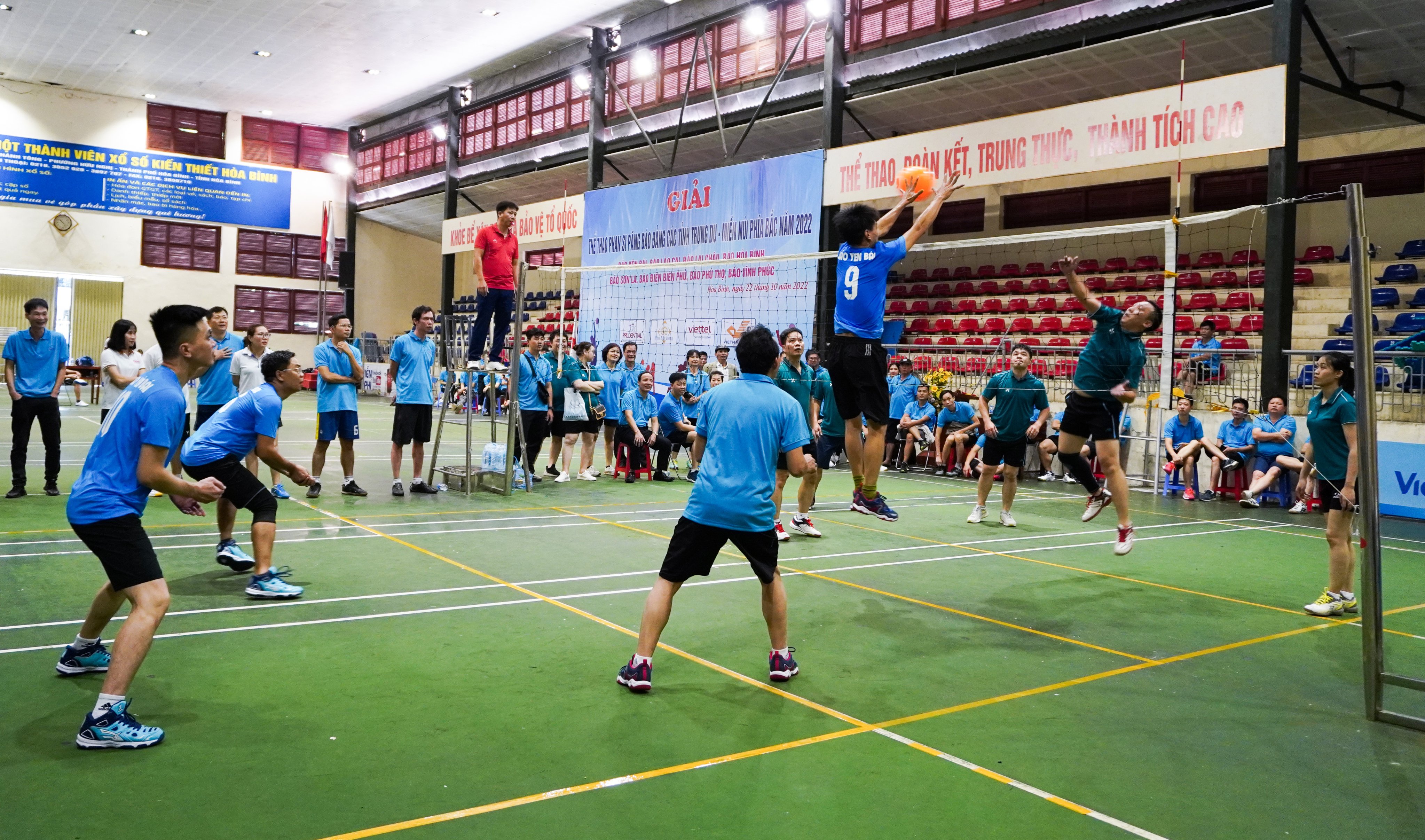 Các đội tranh tài môn bóng chuyền hơi