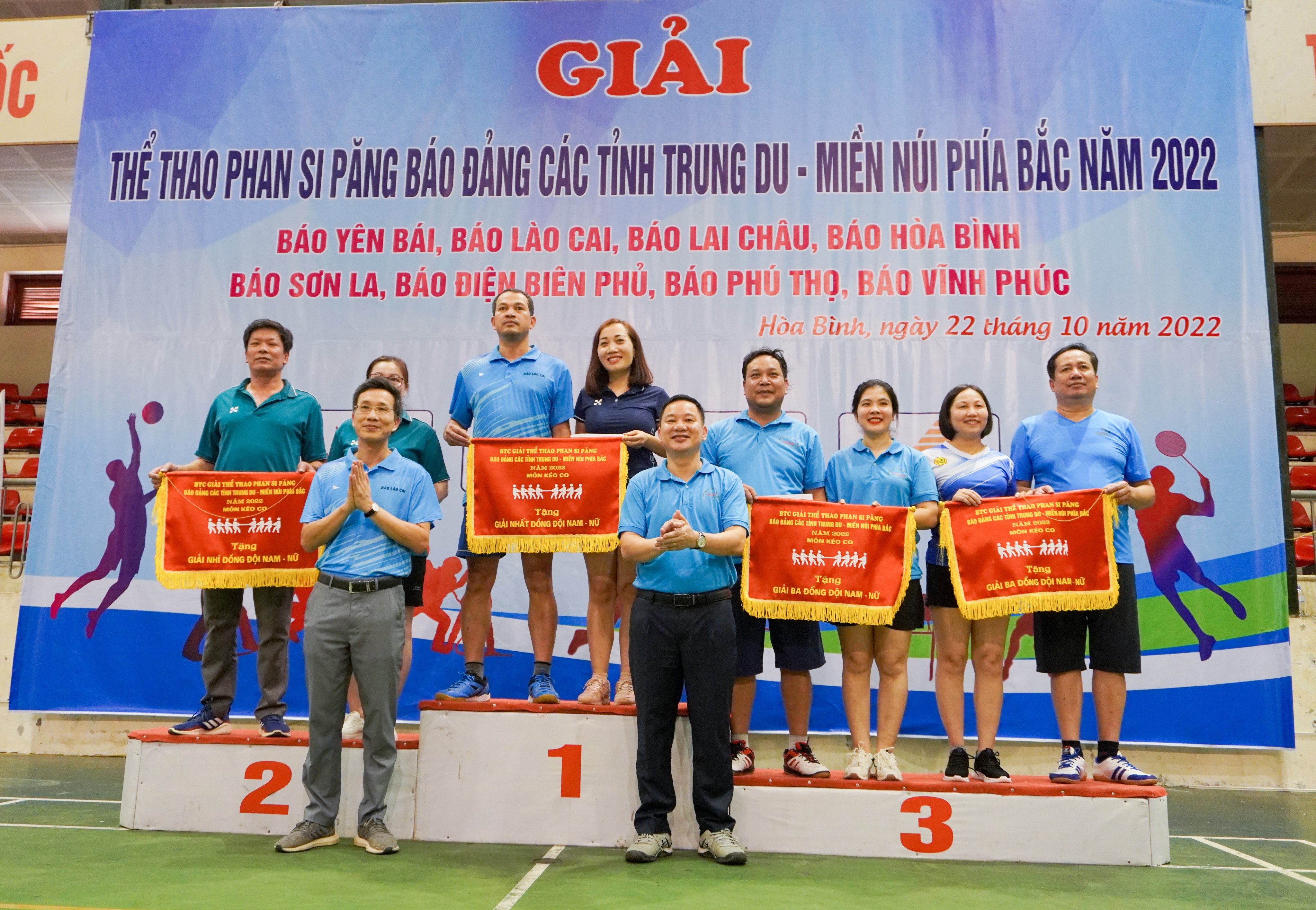 Ông Nguyễn Mạnh Tuấn, Tổng Biên tập Báo Hòa Bình và ông Lê Trường Giang, Tổng Biên tập Báo Lào Cai trao giải Nhất, Nhì, Ba môn kéo co đồng đội nam nữ