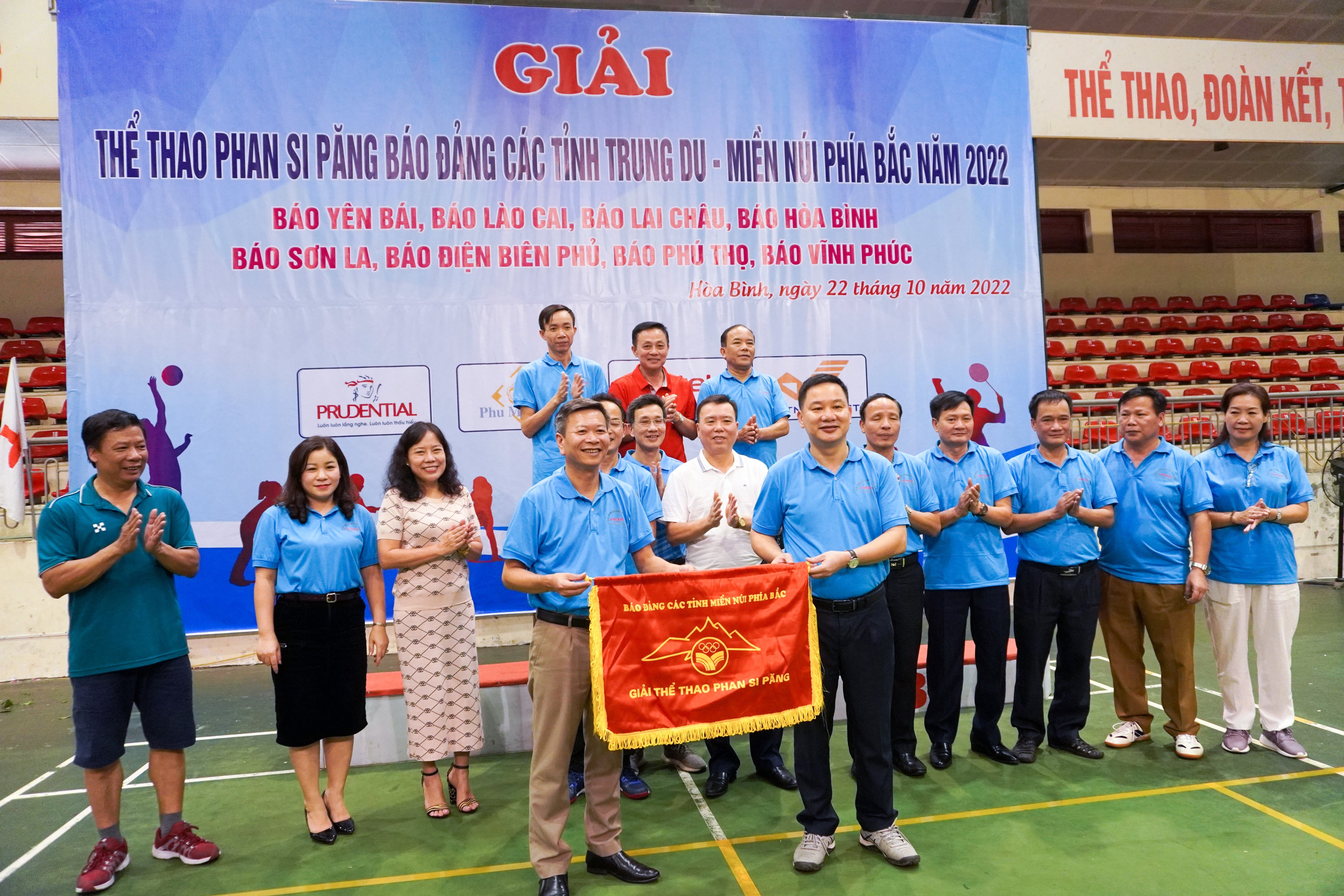Báo Hòa Bình trao cờ đăng cai tổ chức Giải thể thao Phan Si Păng Báo Đảng các tỉnh Trung du – Miền núi phía Bắc năm 2023 cho Báo Sơn La