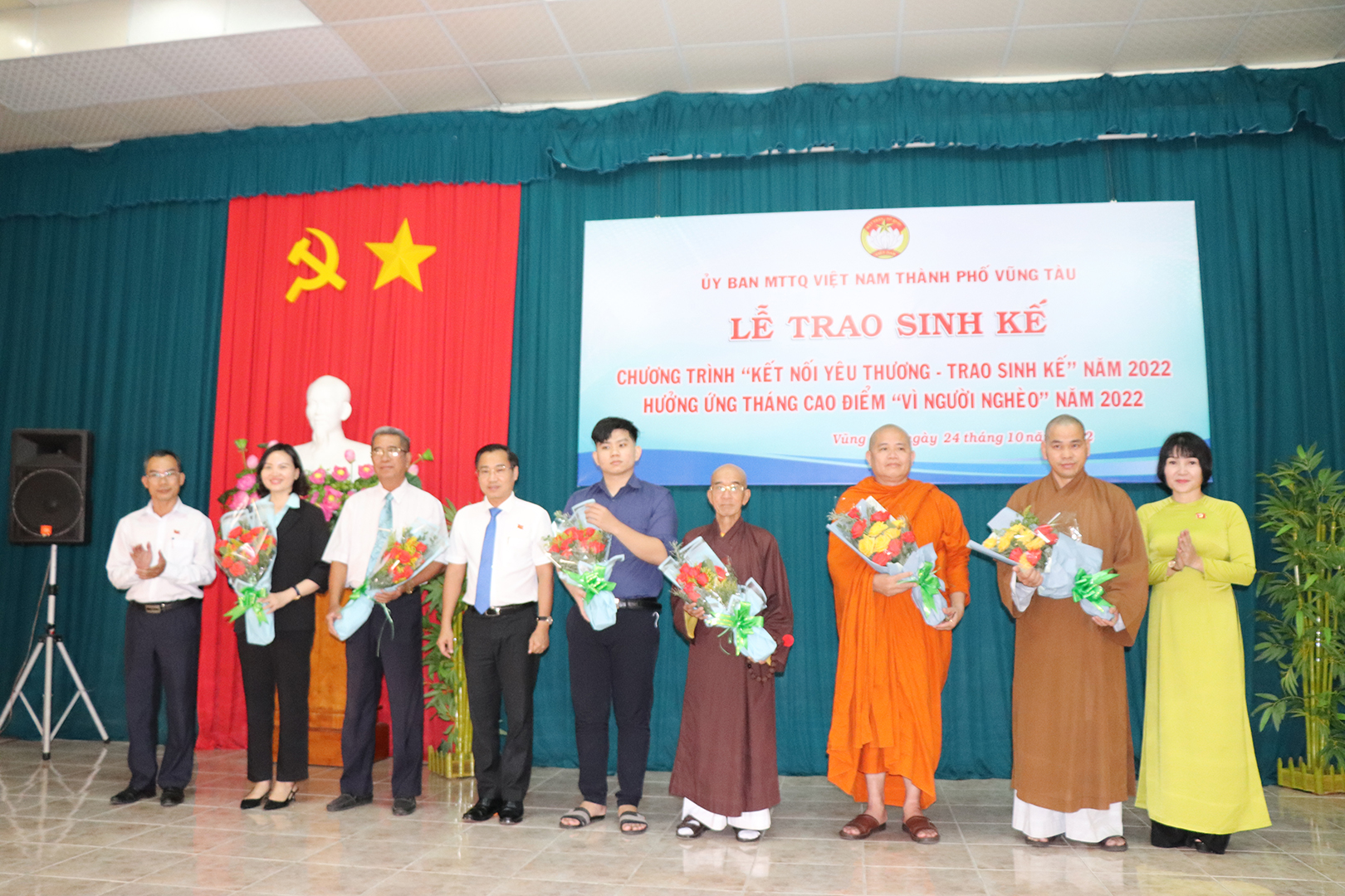 Bà Mai Ngọc Oanh, Chủ tịch Ủy ban MTTQ Việt Nam TP.Vũng Tàu; ông Lê Xuân Tú, Trưởng Ban Dân vận Thành ủy Vũng Tàu tặng hoa cảm ơn đến các nhà hảo tâm.