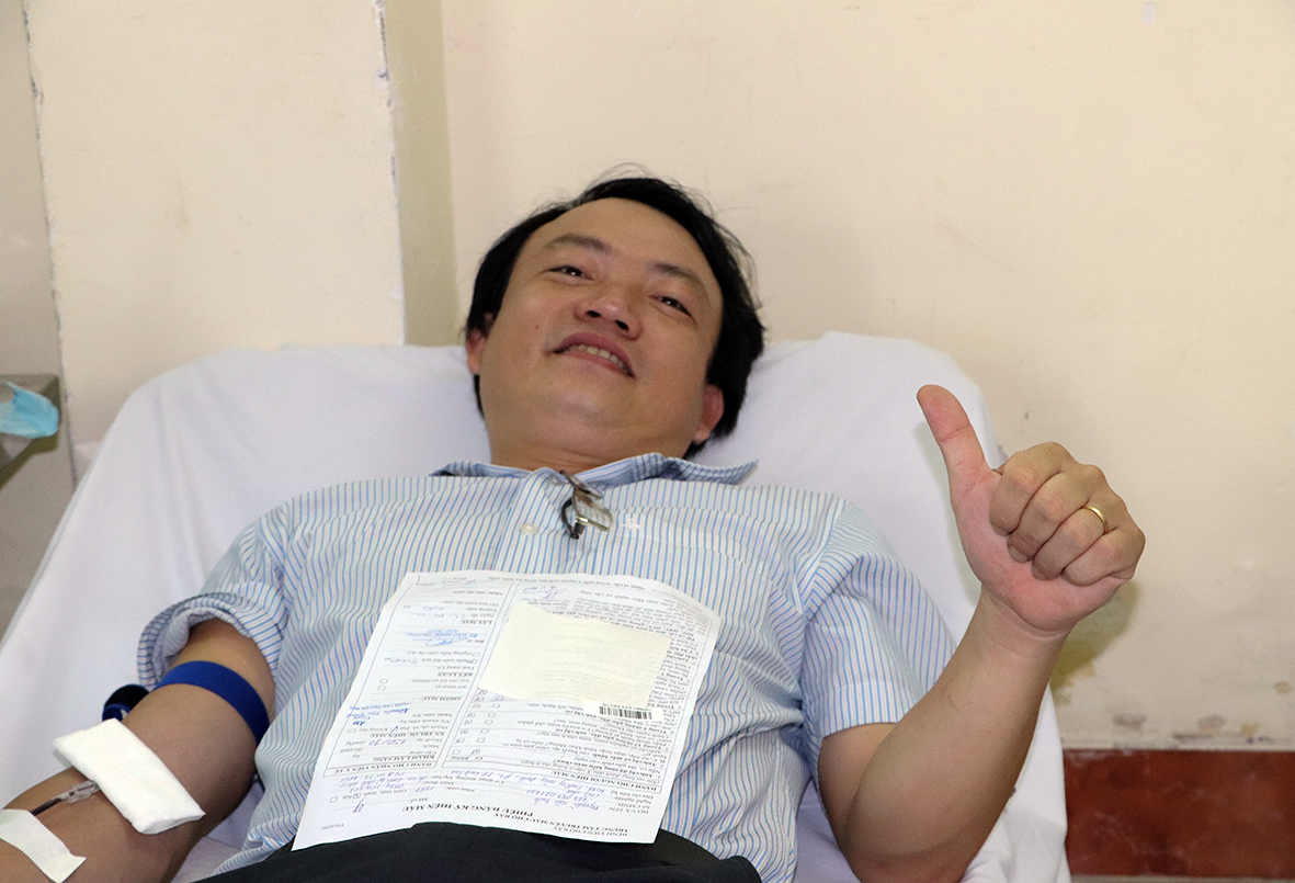 Những người hiến máu đều vui vẻ, phấn khởi khi được cho đi 