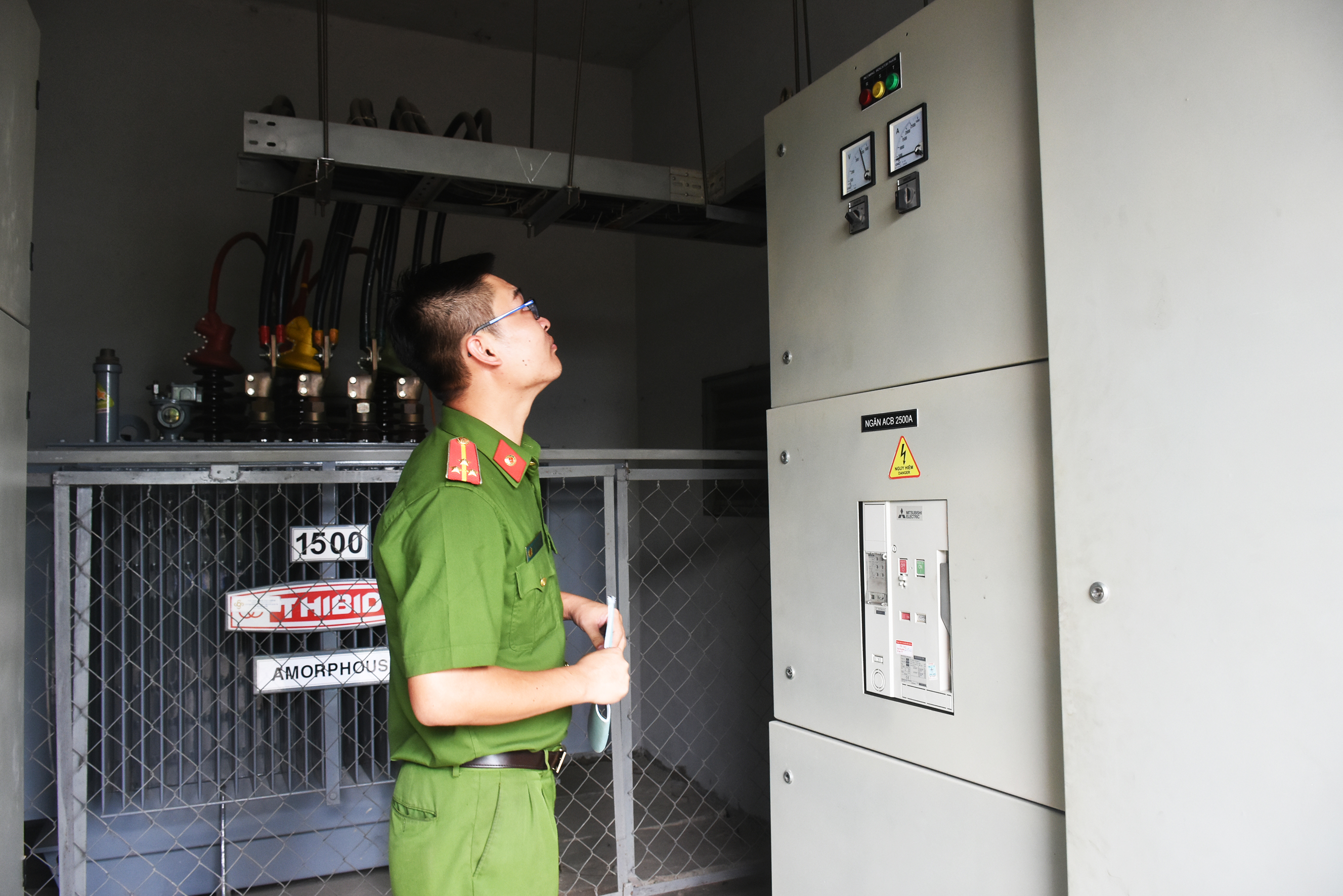Lực lượng chức năng kiểm tra hệ thống điện tại Công ty TNHH Gia công Cơ khí và Thương mại Tân Thuận Đức  (KCN chuyên sâu Phú Mỹ 3, phường Phước Hòa, TX. Phú Mỹ).
