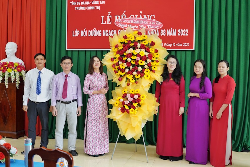 Thạc sĩ Ngô Thị Liên, Hiệu trưởng Trường Chính trị tỉnh tặng hoa chúc mừng lớp bồi dưỡng ngạch chuyên viên khóa 88 năm 2022. Ảnh: BẢO KHÁNH.