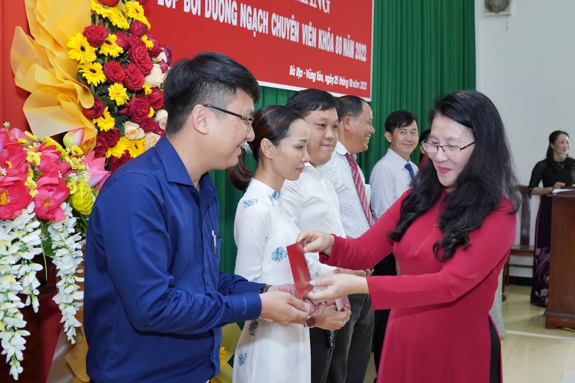 Thạc sĩ Ngô Thị Liên, Hiệu trưởng Trường Chính trị tỉnh trao Giấy Chứng nhận cho các học viên hoàn thành lớp bồi dưỡng ngạch chuyên viên khóa 88 năm 2022. Ảnh: BẢO KHÁNH.