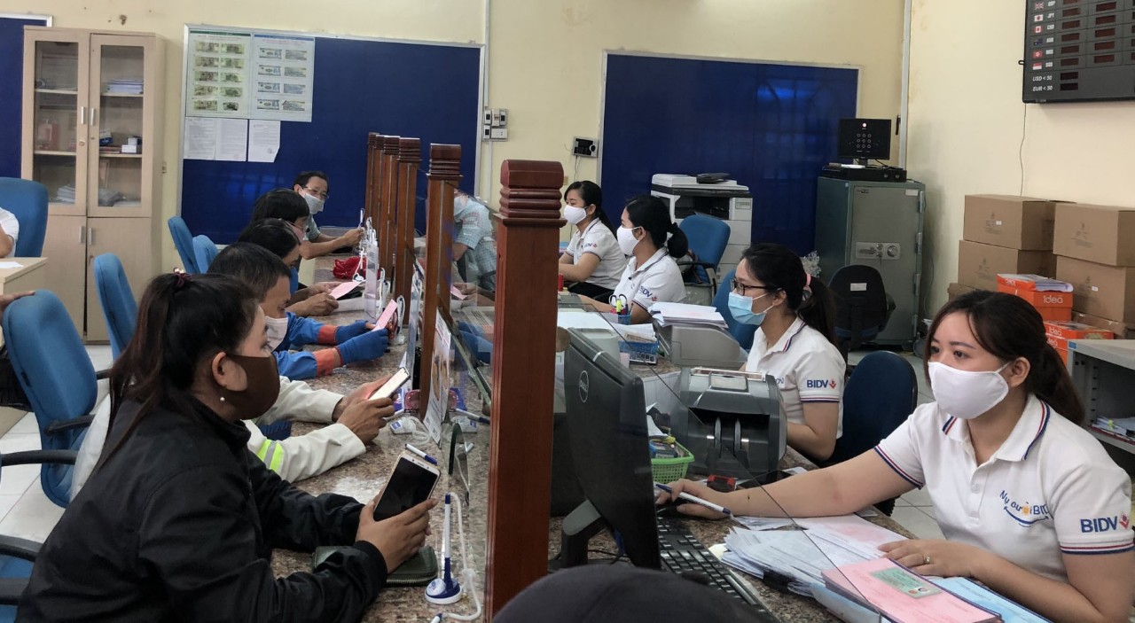 Khách hàng giao dịch tại BIDV Phú Mỹ.