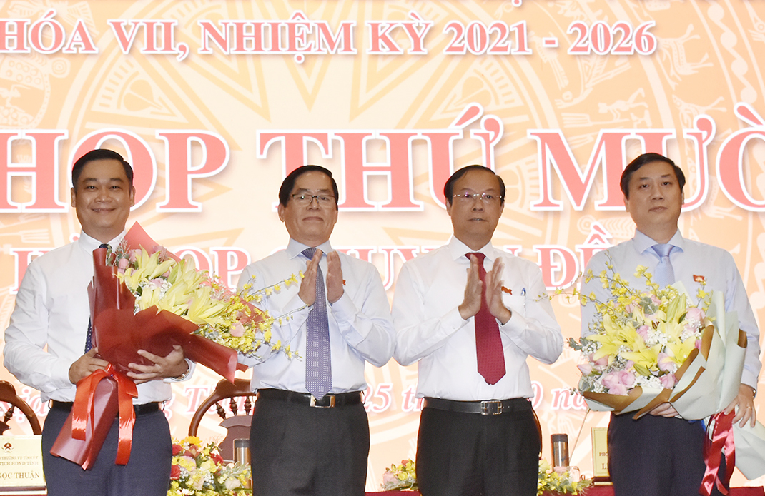 Ông Phạm Viết Thanh, Ủy viên Trung ương Đảng, Bí thư Tỉnh ủy, Chủ tịch HĐND tỉnh và ông Nguyễn Văn Thọ, Phó Bí thư Tỉnh ủy, Chủ tịch UBND tỉnh tặng hoa chúc mừng ông Phạm Quang Nhật, Giám đốc Sở KH-CN và cảm ơn ông Nguyễn Công Danh, nguyên Giám đốc Sở KH-CN