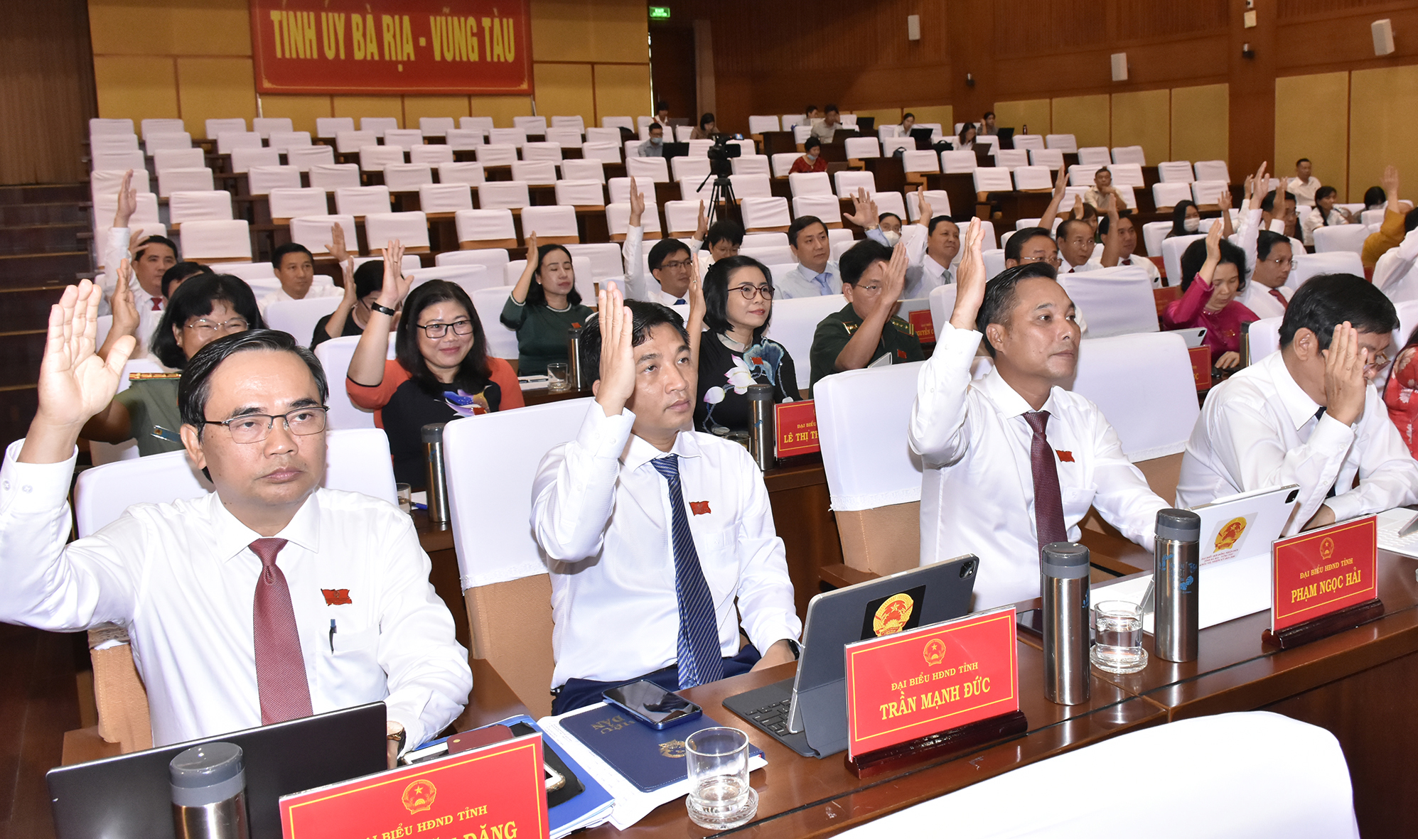 Đại biểu biểu quyết thông qua dự thảo Nghị quyết