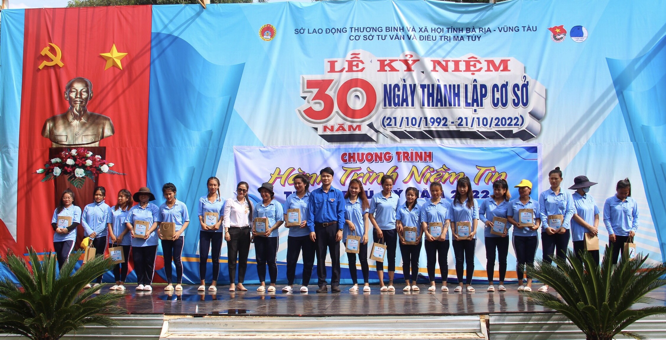 Cơ sở cai nghiện và Thị đoàn Phú Mỹ tặng nhiều phần quà nhằm khích lệ tinh thần học viên, giúp họ có động lực sớm tái hoà nhập cộng đồng