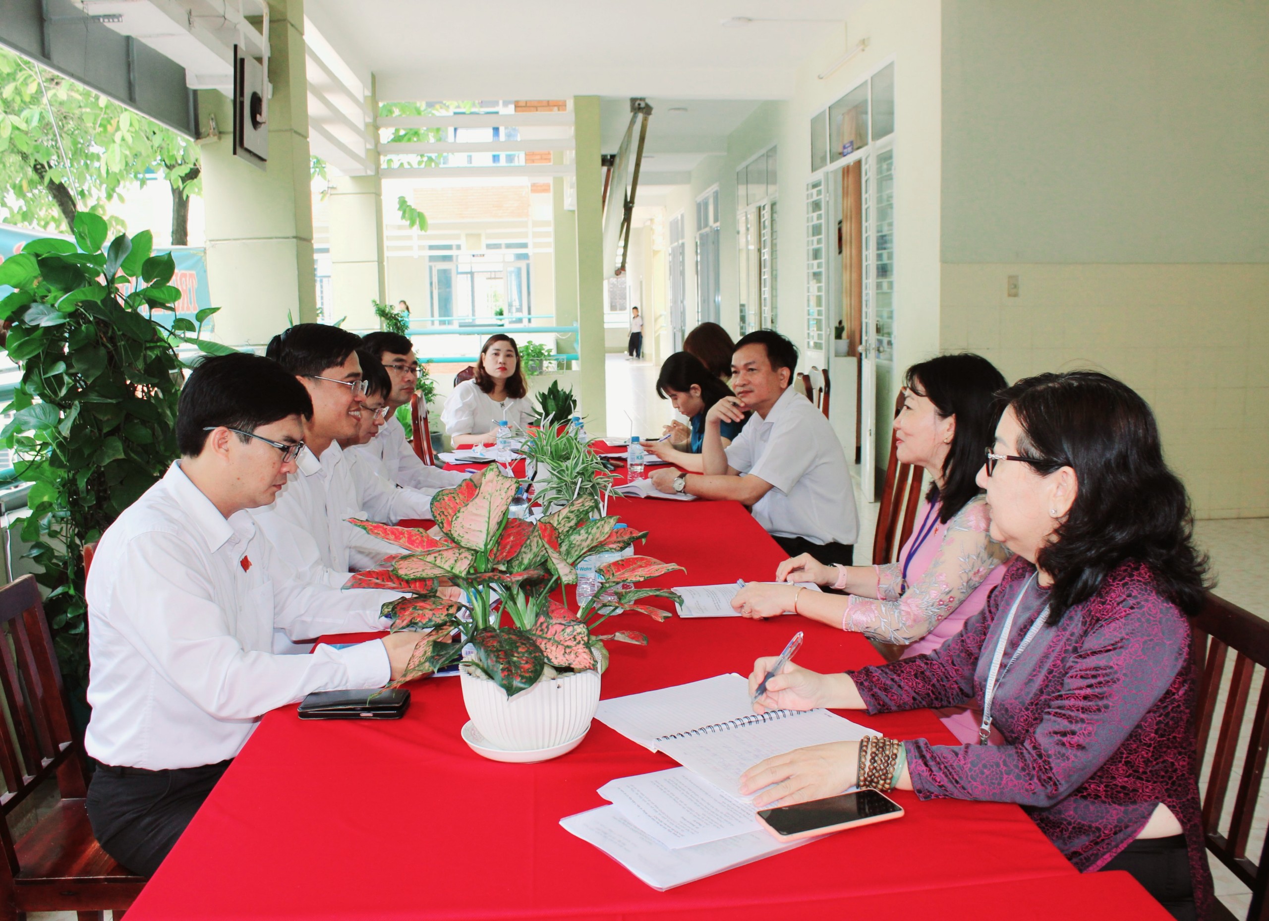 Đoàn lắng nghe Ban Giám hiệu Trường TH Trường Sơn chia sẻ khó khăn ,vướng mắc trong quá trình thực hiện dạy tiếng Anh tăng cường.