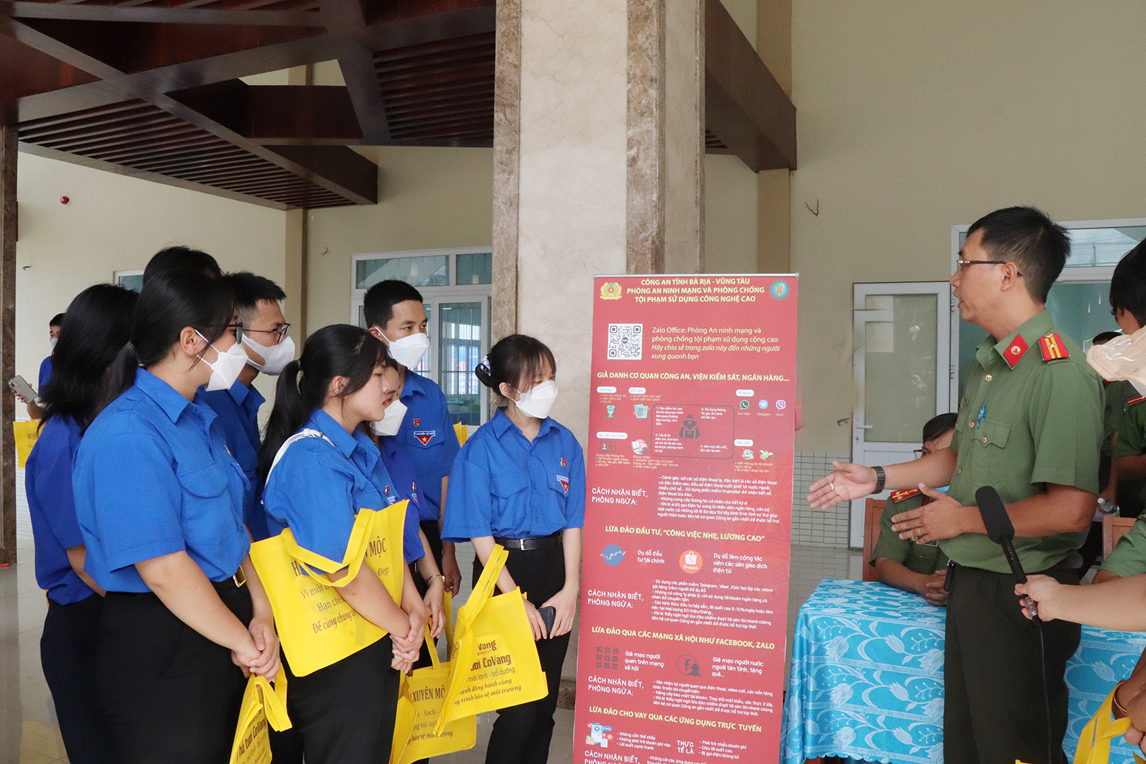 Đoàn viên Công an tỉnh tuyên truyền về an ninh mạng và phòng chống tội phạm công nghệ cao.