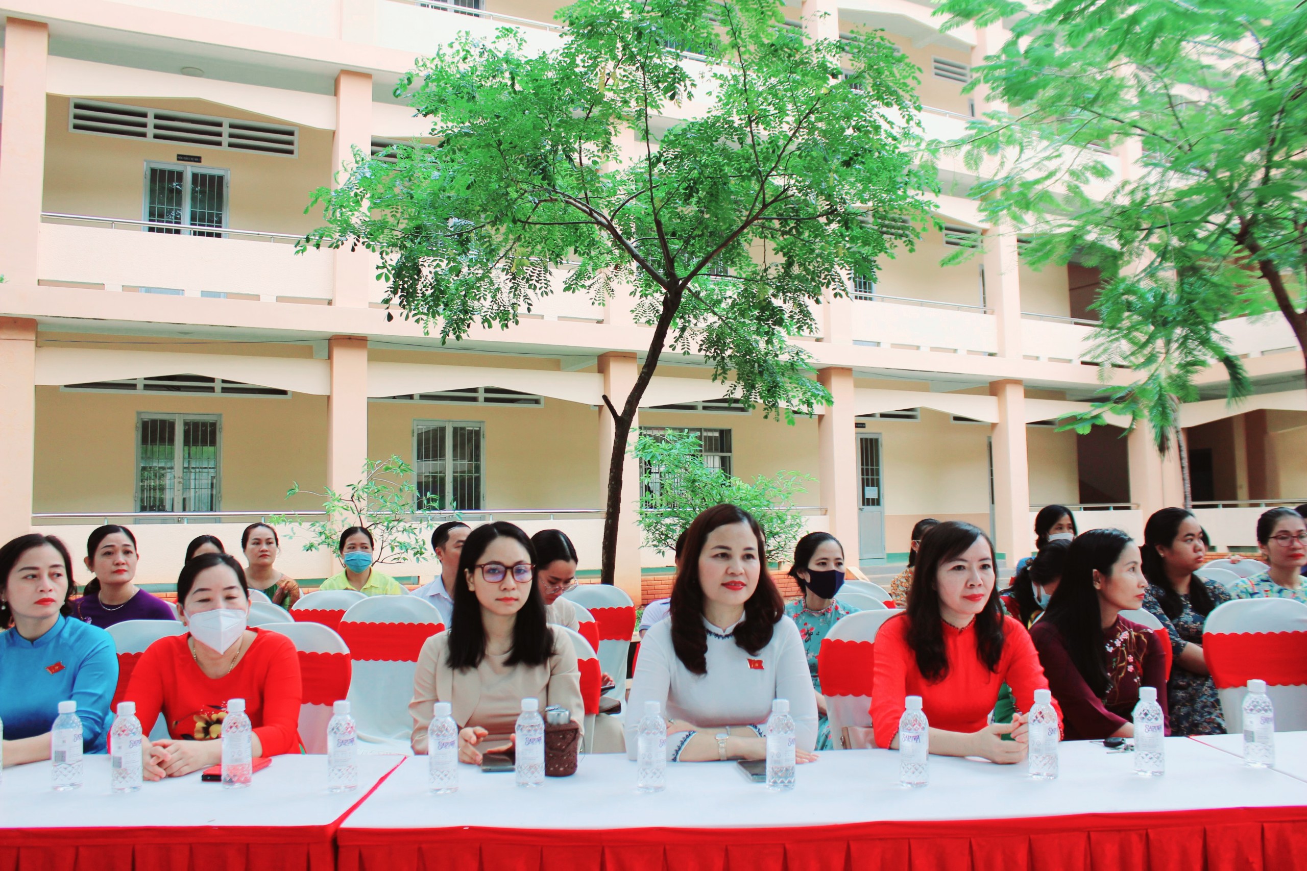 Ban Giám hiệu các trường TH, THCS trên địa bàn thành phố dự lễ khai mạc.