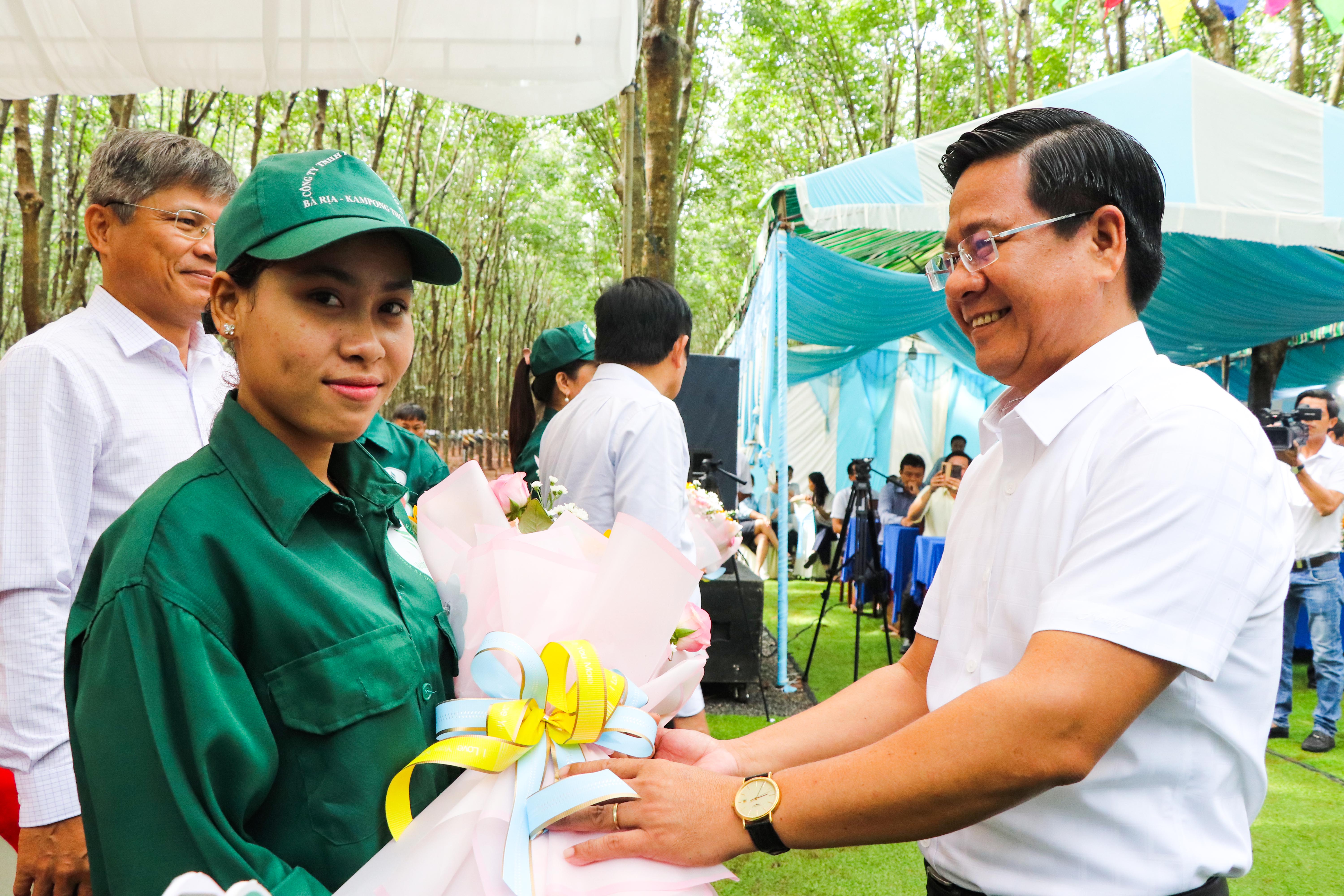Ông Bùi Chí Thành, Ủy viên Ban Thường vụ, Chủ tịch Ủy ban MTTQ Việt Nam tỉnh tặng hoa cho các đơn vị tham gia hội thi.
