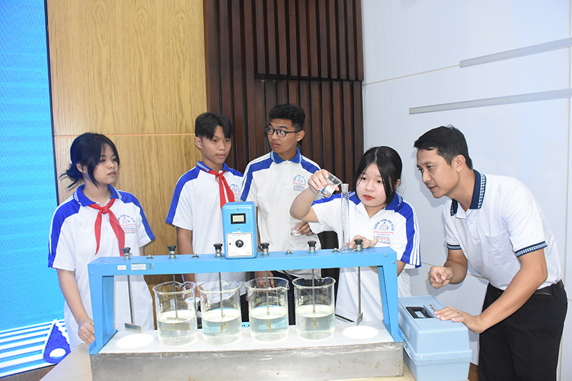 Các em học sinh trường THCS Huỳnh Khương Ninh (TP. Vũng Tàu) tham gia làm thí nghiệm về xử lý nước tại Nhà máy nước Hồ Đá Đen.