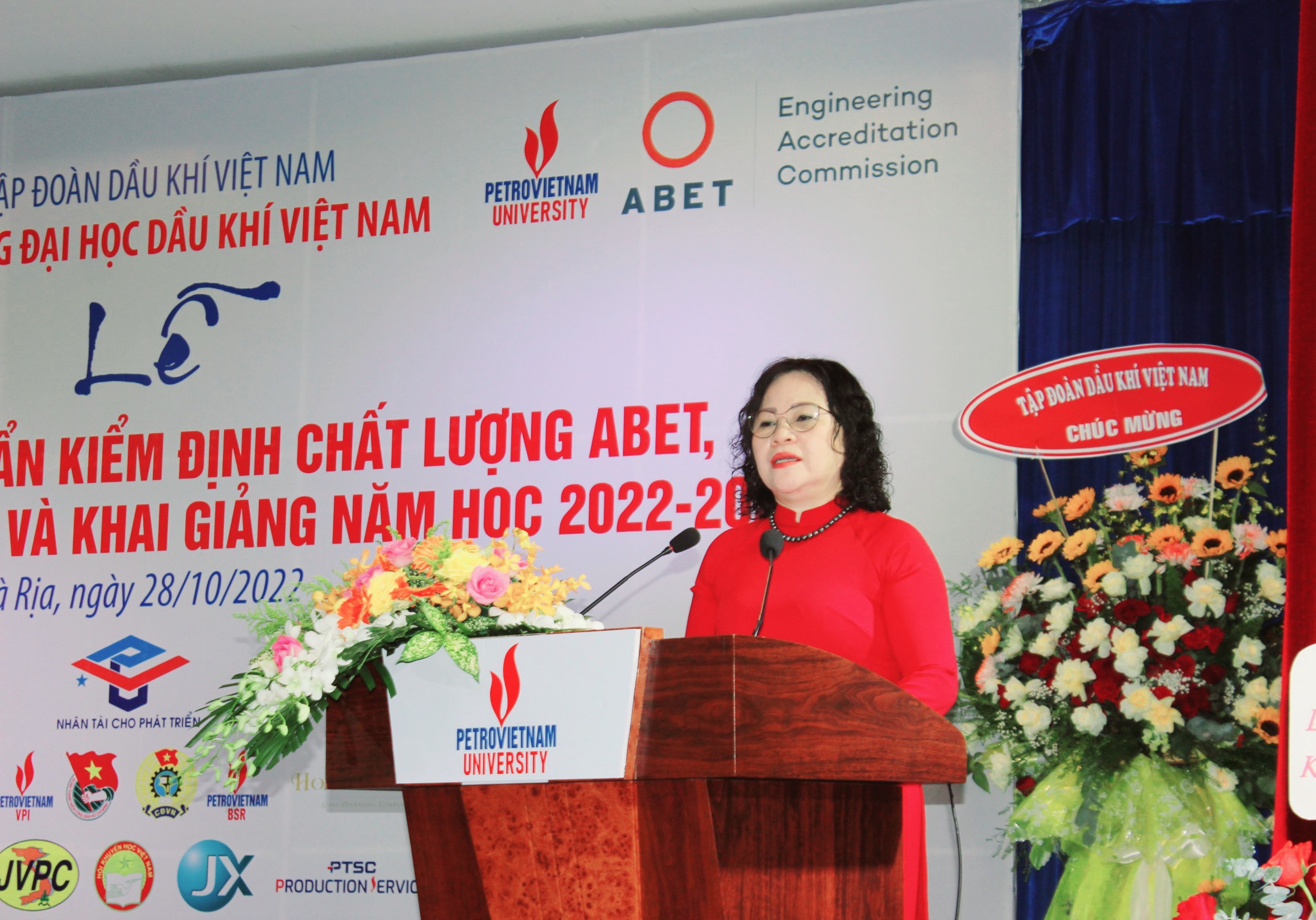 Thứ trưởng Ngô Thị Minh phát biểu chỉ đạo tại buổi lễ.