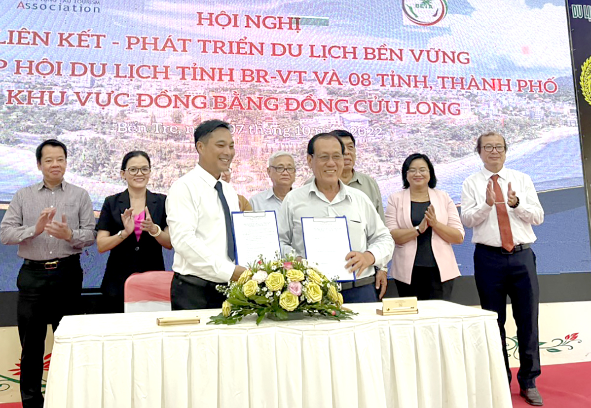 Ông Phạm Ngọc Hải, Chủ tịch HHDL tỉnh ký kết ghi nhớ hợp tác về du lịch với đại diện các tỉnh, thành ĐBSCL.