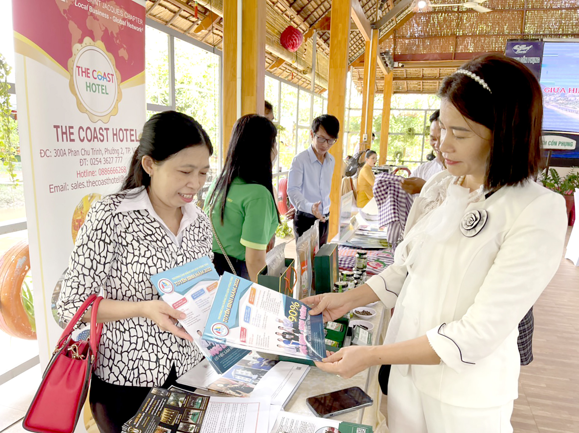 Trường CĐ Du lịch Vũng Tàu giới thiệu ngành nghề đào tạo trong khuôn khổ Hội nghị liên kết hợp tác phát triển du lịch bền vững tại ĐBSCL do HHDL tỉnh tổ chức vào tháng 10.