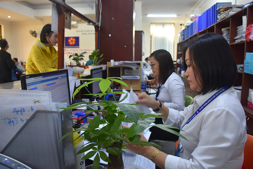 Cán bộ, công chức, viên chức mong được sớm tăng lương cơ bản. Trong ảnh: CB-CCVC Bộ phận một cửa TP.Bà Rịa trong giờ làm việc.