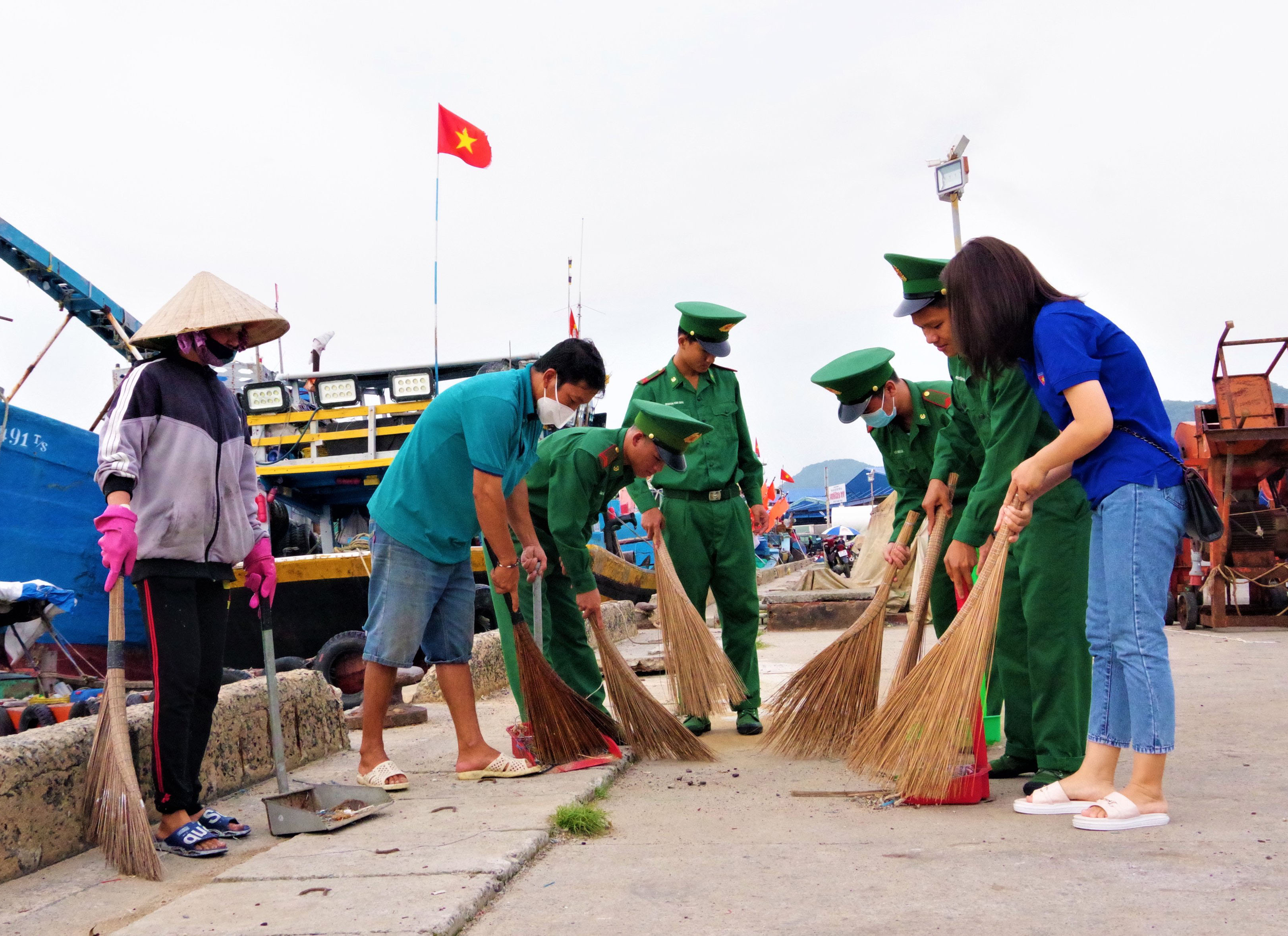 Cán bộ, chiến sĩ Đồn Biên phòng Phước Tỉnh và đoàn viên thanh niên xã Phước Hưng dọn vệ sinh khu vực Cảng Dịch vụ hậu cần thủy sản Hưng Thái.