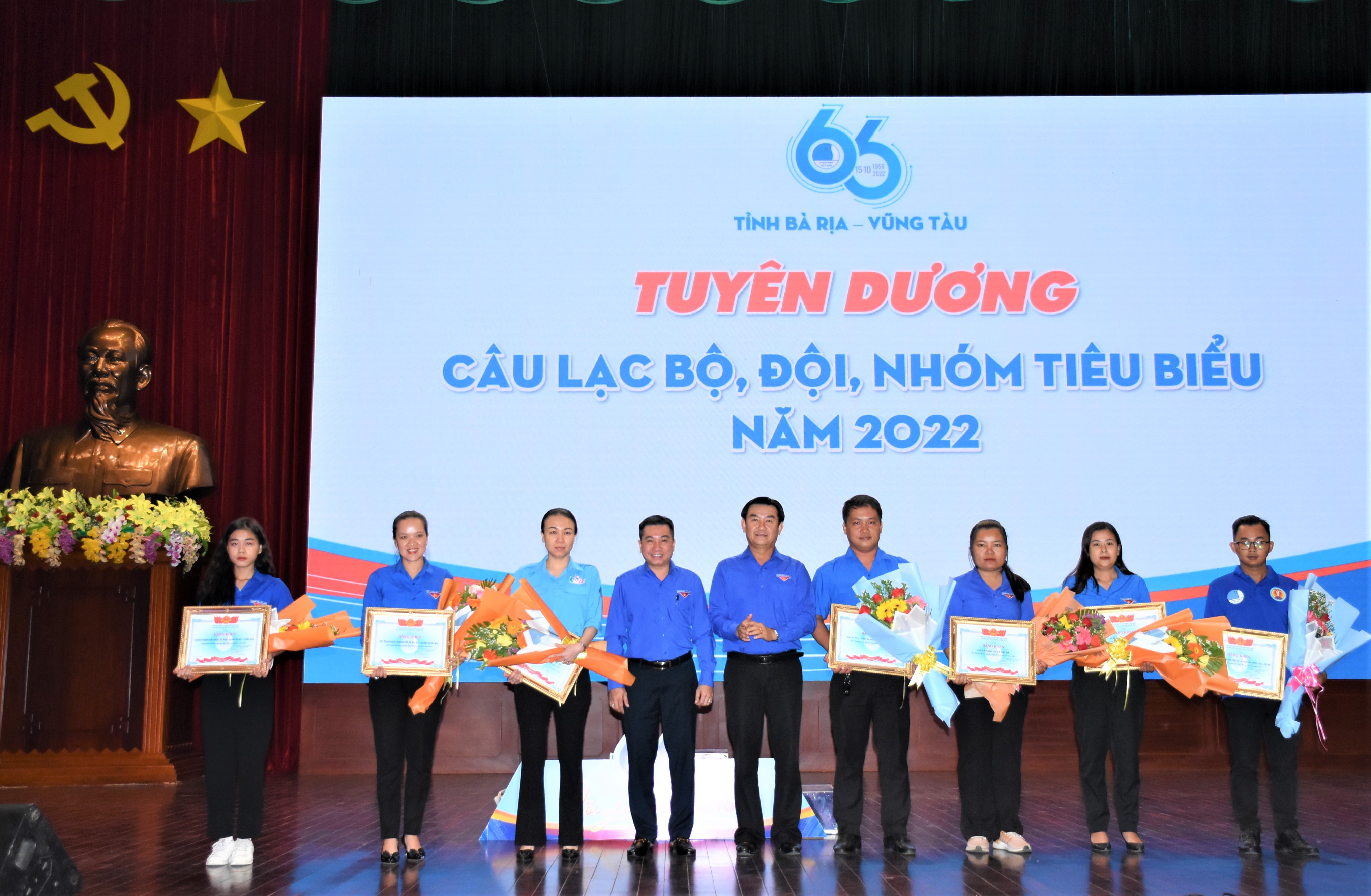 Hội LHTN Việt Nam tỉnh tặng Bằng khen cho các CLB, Đội, Nhóm tiêu biểu tại ngày hội.