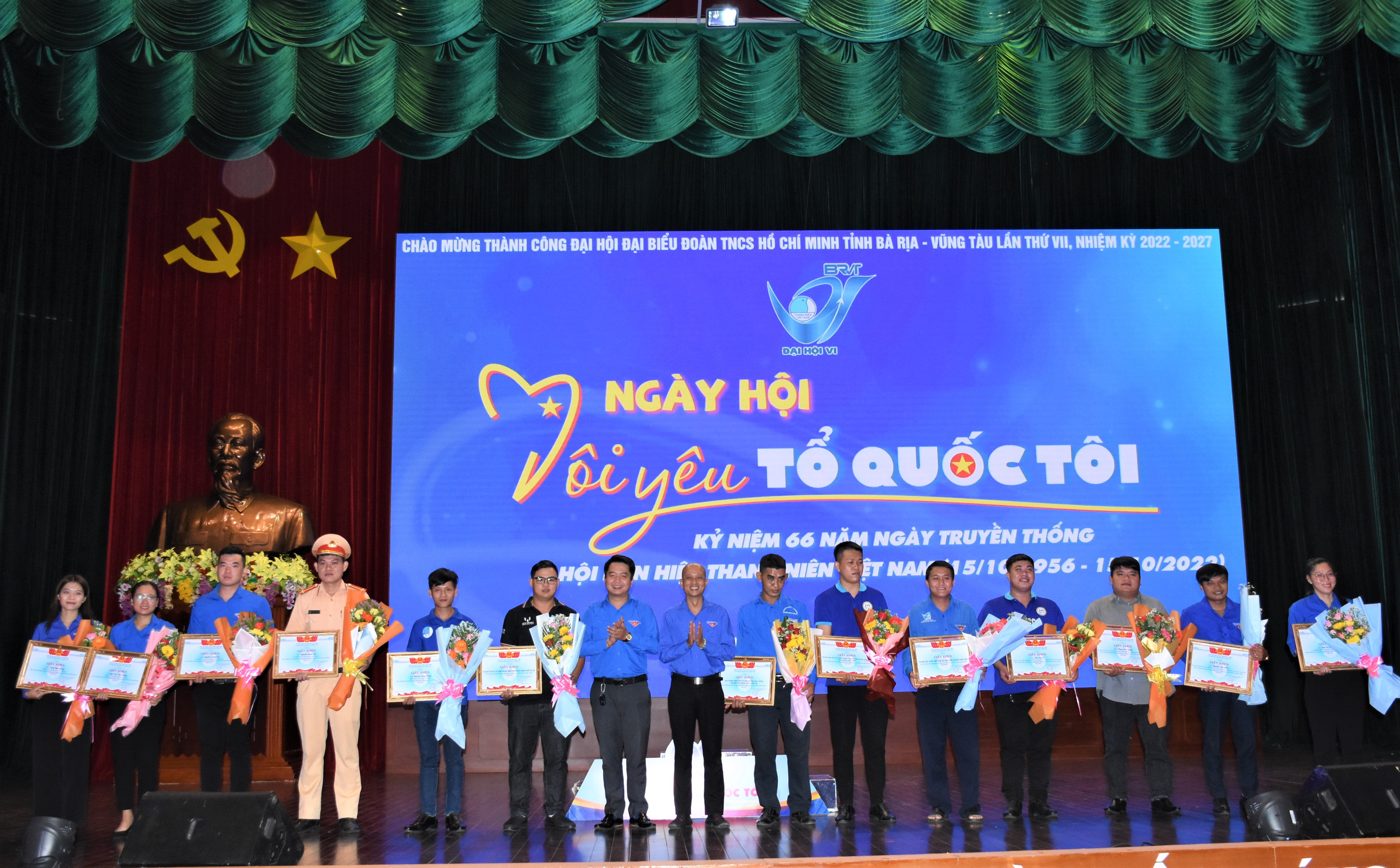 10 cá nhân có thành tích xuất sắc trong phong trào “Thanh niên với văn hóa giao thông” năm 2022 nhận Bằng khen từ Hội LHTN Việt Nam tỉnh tại ngày hội.