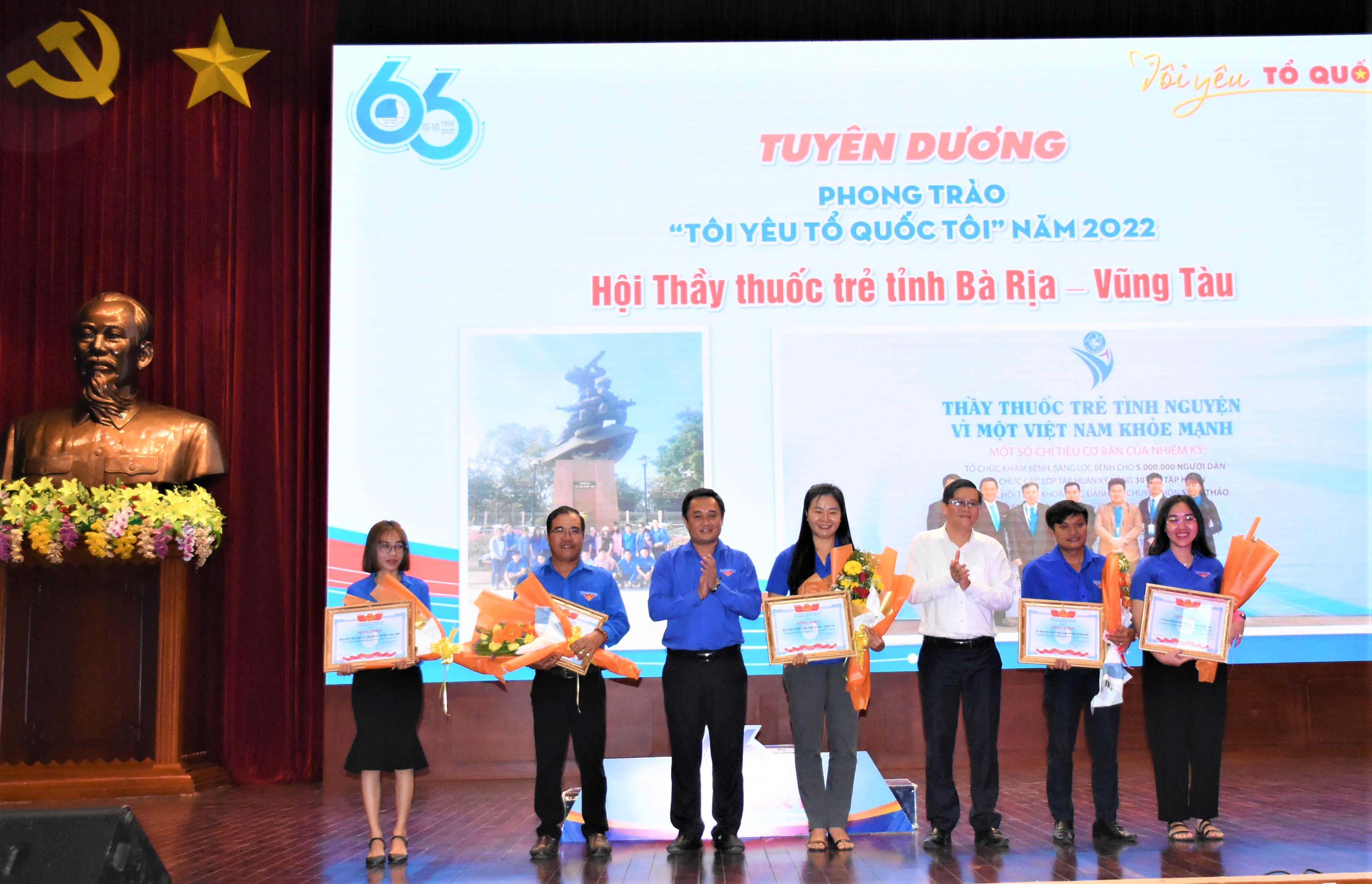 Hội LHTN Việt Nam tỉnh tặng Bằng khen cho các tập thể có nhiều đóng góp trong phong trào “Tôi yêu Tổ quốc tôi” năm 2022.