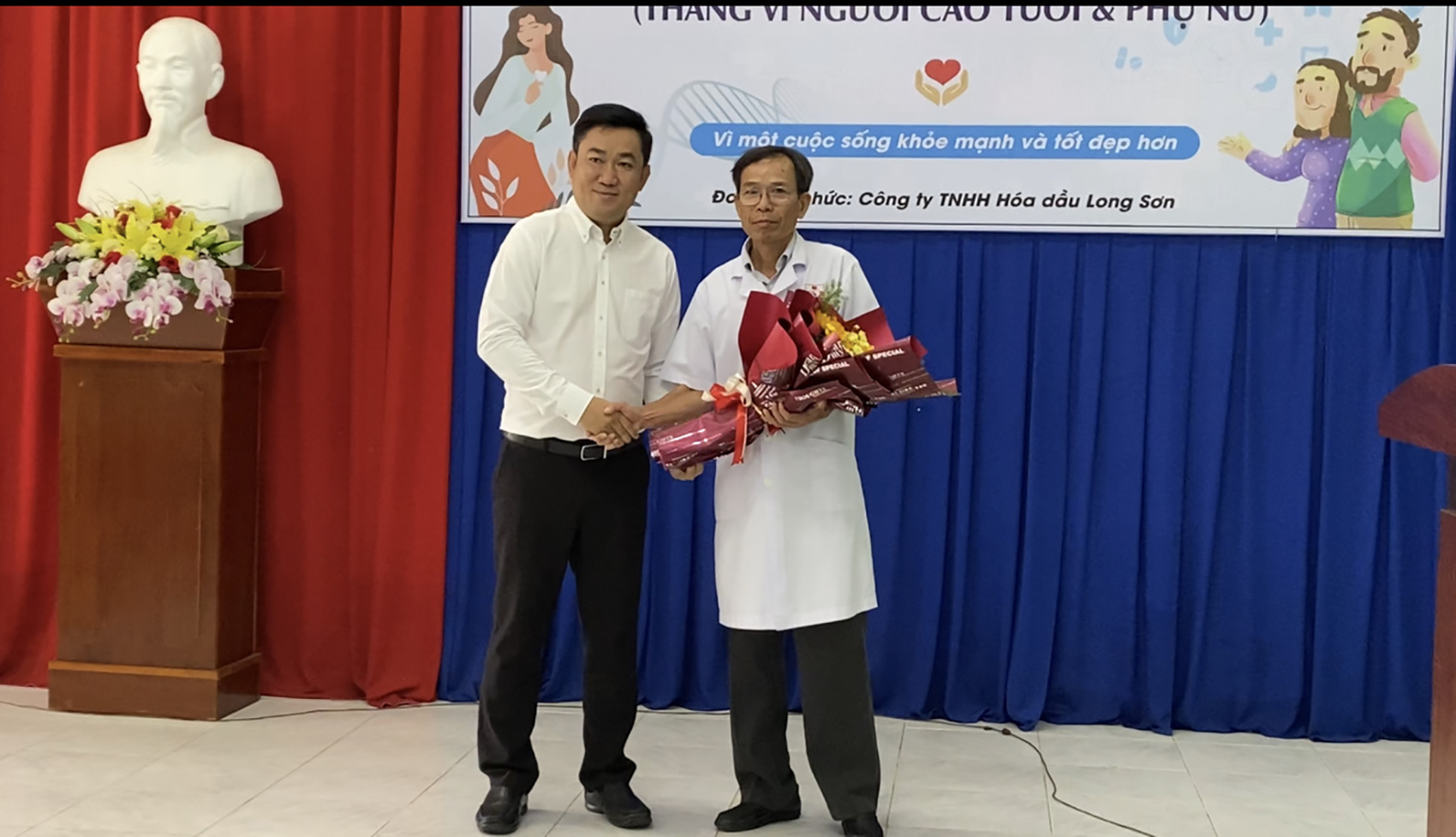 Ông Montree Khunwandee, Trưởng Bộ phận Chuẩn bị chạy thử-An toàn Công ty TNHH Hóa dầu Long Sơn tặng hoa cám ơn đội ngũ y, bác sĩ Phòng khám Đa khoa Thiên Nam
