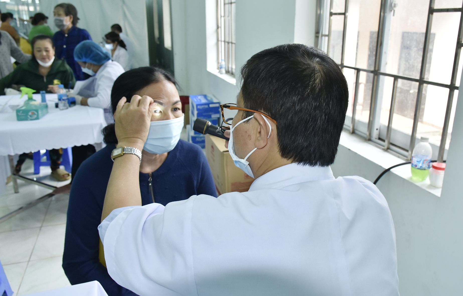 Người dân được bác sĩ khám mắt