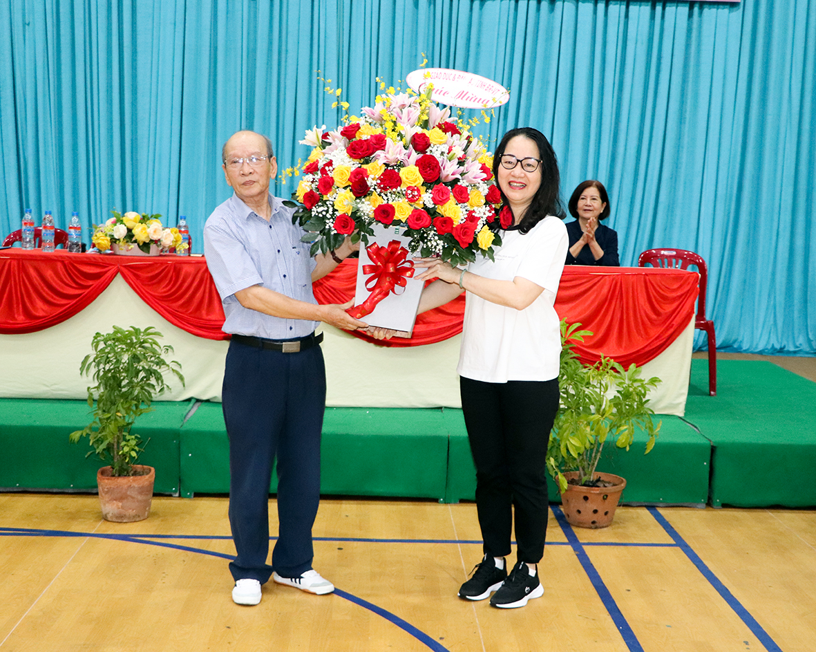 Bà Trần Thị Ngọc Châu, Giám đốc Sở GD-ĐT tặng hoa chúc mừng Hội thao.
