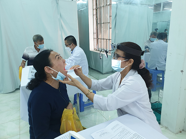 Bác sĩ khám sức khỏe cho người dân xã Long Sơn.