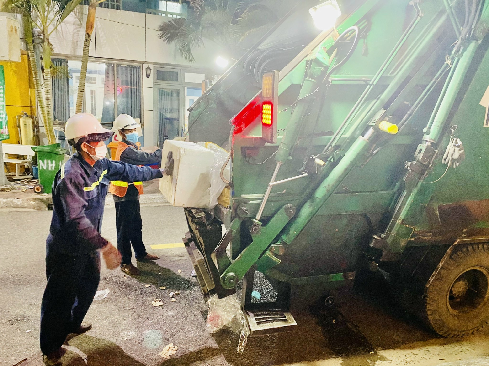 Công nhân BQL Công trình công cộng huyện Côn Đảo thu gom rác trong khu dân cư trung tâm huyện.