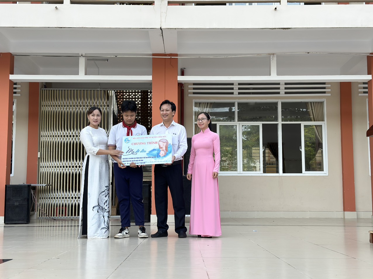 Ông Thái Tăng Lâm, Giám đốc Chi nhánh Văn phòng đăng ký đất đai huyện Châu Đức; bà Võ Lệ Huyền (bên phải), Phó Chủ tịch Hội LHPN huyện cam kết hỗ trợ kinh phí thường xuyên cho em Nguyễn Ngọc Hải Đăng.