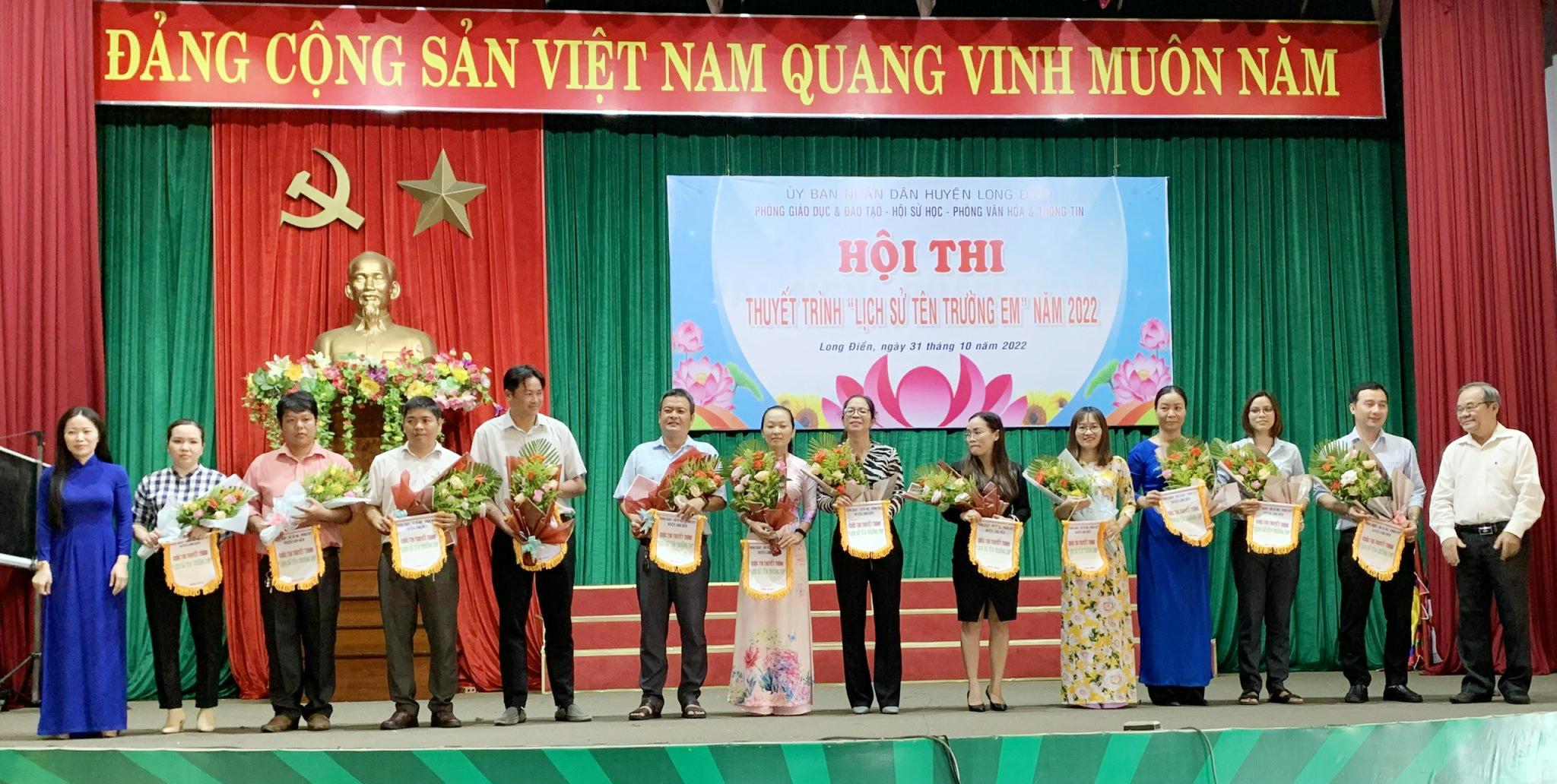 Ban tổ chức tặng hoa và cờ lưu niệm cho các đội tham gia cuộc thi. 