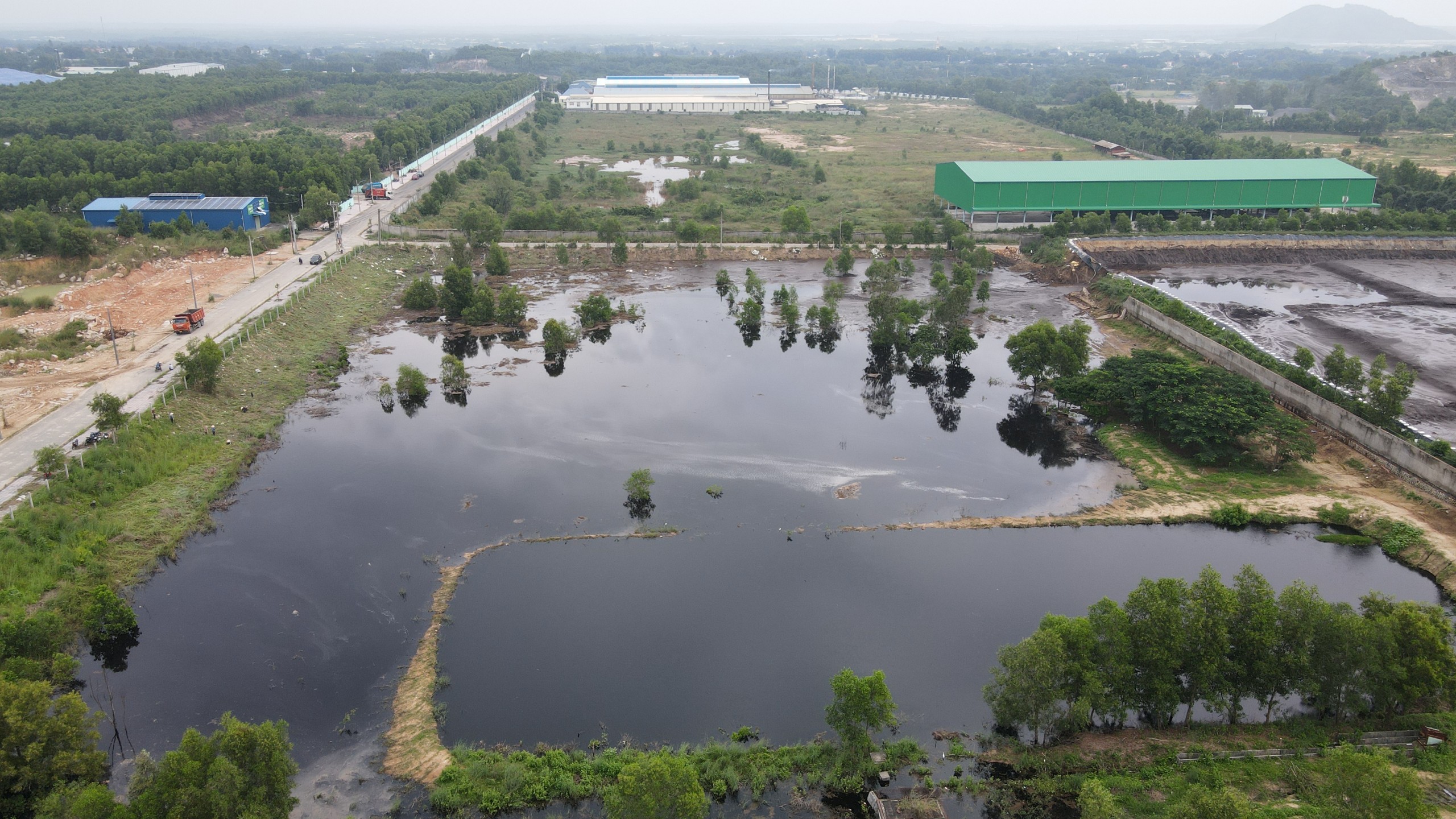 Nước thải chảy ra ngoài bể chứa của Công ty TNHH Sản xuất thương mại Đại Nam.