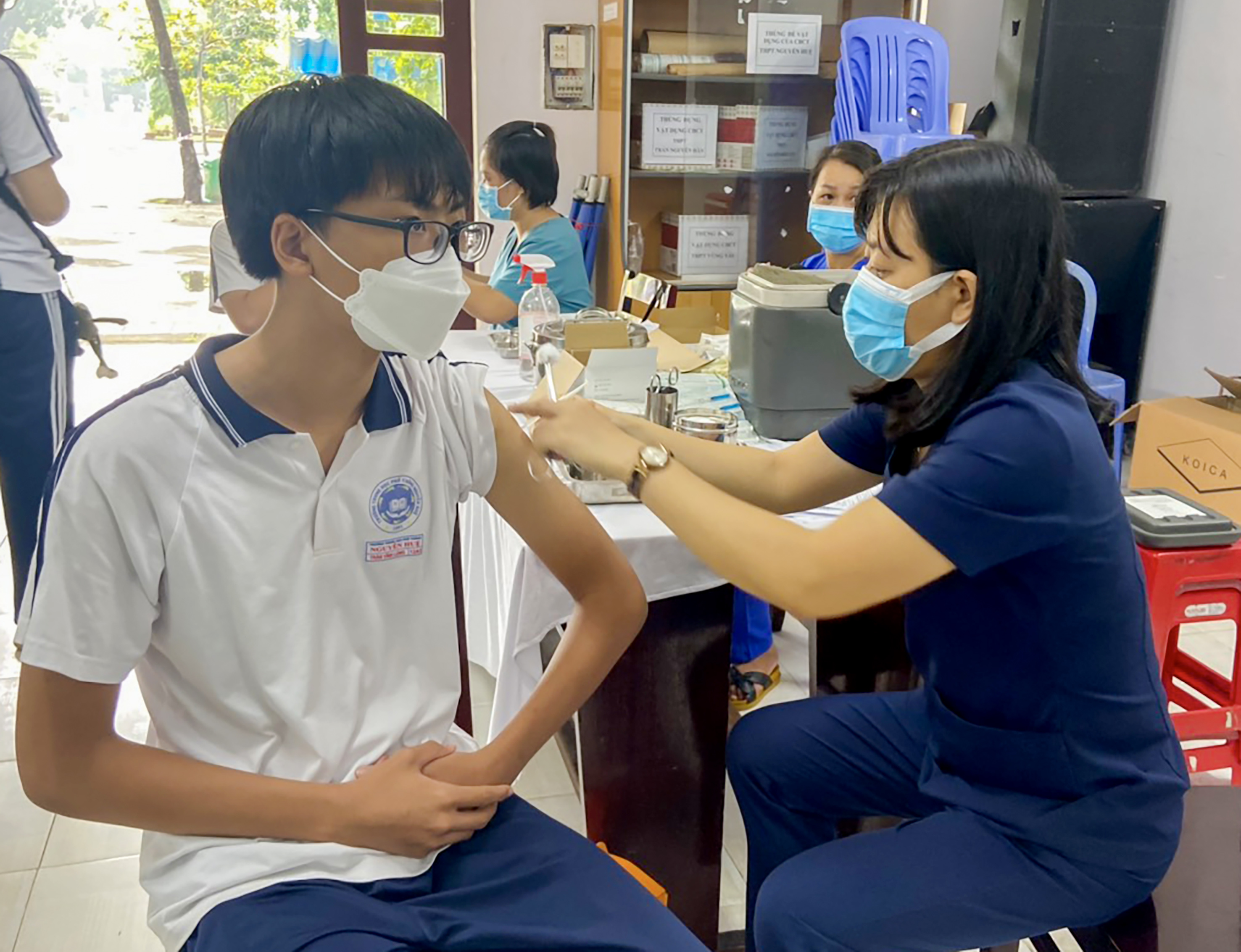 HS Trường THPT Nguyễn Huệ tham gia tiêm vắc xin phòng COVID-19 mũi 3, tháng 10/2022.