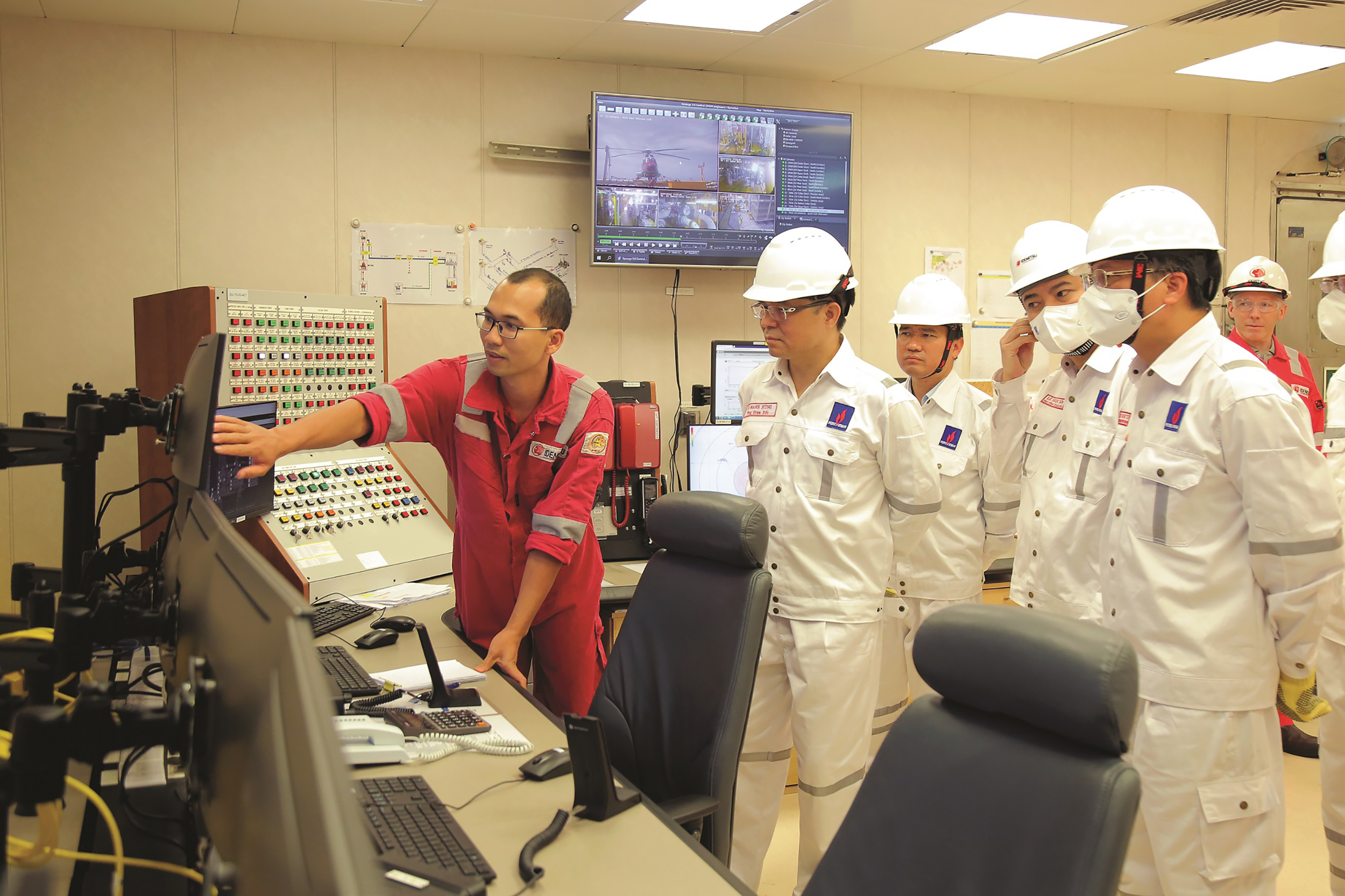 Tổng Giám đốc Petrovietnam Lê Mạnh Hùng kiểm tra hoạt động trên Giàn điều khiển trung tâm Mỏ Sao Vàng.